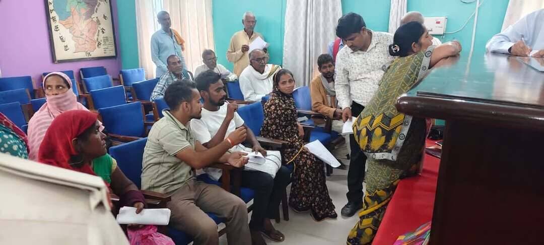🚨 कैमूर ब्रेकिंग न्यूज 🚨
🔴 जनता के दरबार में 57 आवेदन प्राप्त, 23 मामलों के त्वरित निष्पादन के निर्देश।
🔴 समाहरणालय में आयोजित जनता के दरबार में विभिन्न विभागों से जुड़ी शिकायतें सुनी गईं।
🔴 जिला मुख्यालय से लेकर प्रखंड और पंचायत स्तर तक अधिकारियों ने लोगों से किया सीधा संवाद।
🔴 लंबित मामलों के समयबद्ध निष्पादन और पात्र लाभुकों को सरकारी योजनाओं का लाभ देने पर जोर।