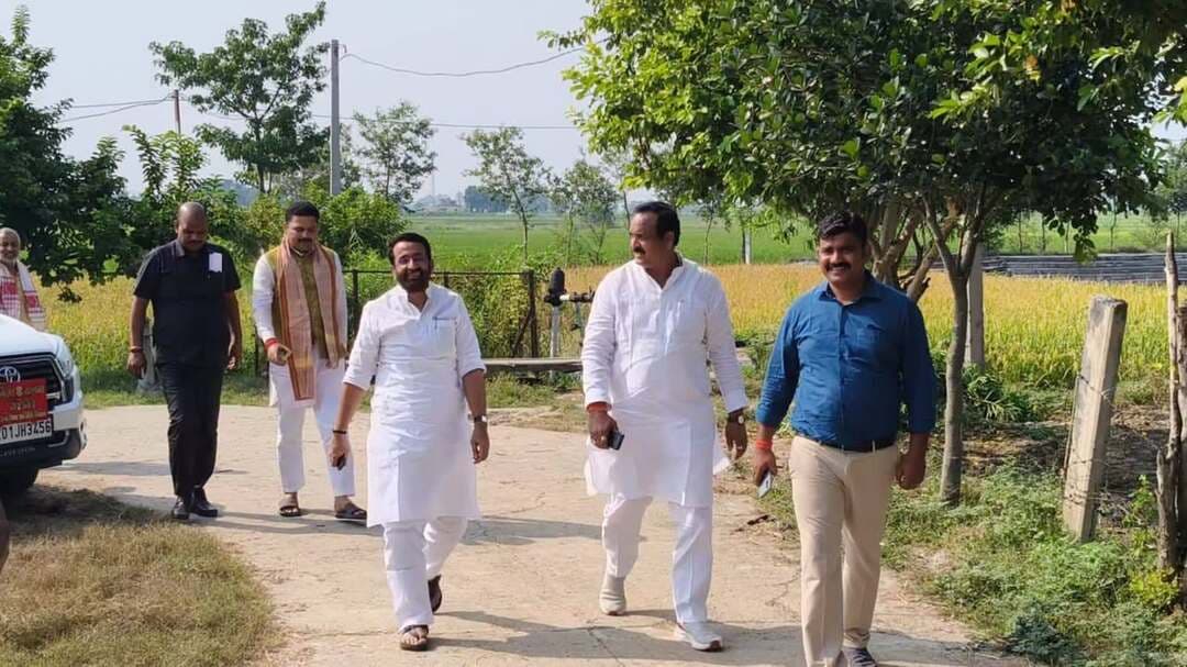 🚨 कैमूर ब्रेकिंग न्यूज 🚨
🔴 मंत्री संजय सिंह टाइगर का बड़ा बयान, बोले- MLC चुनाव में NDA के सभी 8 प्रत्याशी जीतेंगे
🔴 मोहनिया के भोखरी में जिला परिषद सदस्य छोटन सिंह ने अपने आवास पर मंत्री को अंगवस्त्र और मां मुंडेश्वरी का तैलचित्र देकर किया सम्मानित।
🔴 तेजस्वी यादव पर हमला: मंत्री बोले- सत्ता में रहते हुए RJD ने बिहार को शर्मसार किया।
🔴 लोकतंत्र पर उठाए जा रहे सवालों पर पलटवार: बोले- देश का लोकतंत्र सुरक्षित है, जनता विपक्ष को नकार रही है।
🔴 इंडिया गठबंधन पर निशाना साधते हुए कहा- भारत को बदनाम करने और अराजकता फैलाने का प्रयास किया जा रहा है।
📍 स्थान: भोखरी, मोहनिया, कैमूर (बिहार)
