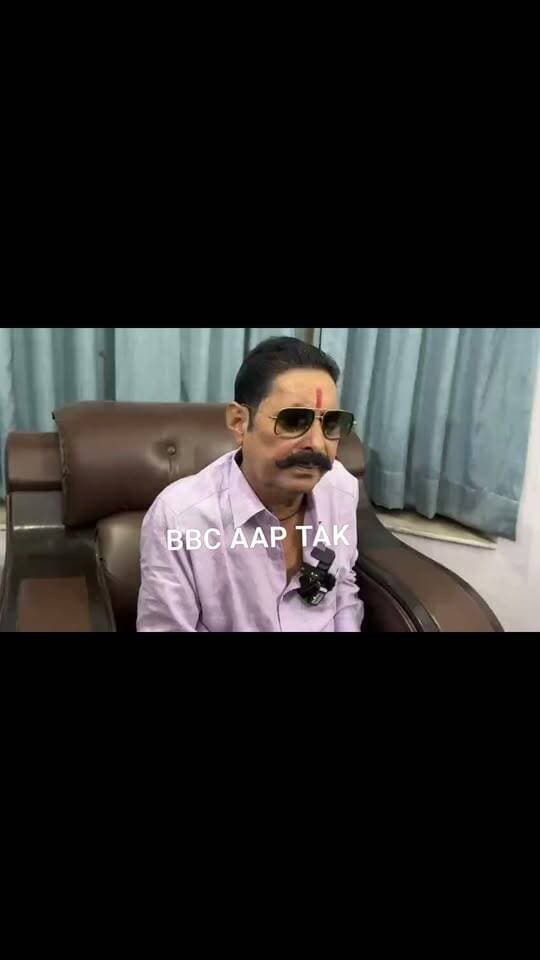 बाहुबली नेता आनंद सिंह का बयान - जनता ही मालिक और भगवान, पुलिस कार्रवाई से कोई असर नहीं
बाहुबली नेता आनंद सिंह ने अपने बयान में कहा है कि जनता ही असली मालिक और भगवान है। जनता ही वोट देती है और कोई दुकान से वोट खरीदकर नहीं ला सकता है।
उन्होंने सरकार और पुलिस पर आरोप लगाते हुए कहा कि उनके समर्थकों और करीबी लोगों पर झूठे मुकदमे दर्ज किए जा रहे हैं और उन्हें परेशान किया जा रहा है।
आनंद सिंह ने कहा कि इन सब पुलिसिया कार्रवाइयों से कोई अंतर नहीं पड़ेगा क्योंकि जनता का आशीर्वाद और वोट उनके साथ है।
एक अन्य बयान में जब उनसे प्रदेश अध्यक्ष और विभिन्न पदों को लेकर सवाल पूछा गया तो उन्होंने कहा कि उन्हें न तो मरने का गम है और न ही जीने की खुशी। उन्हें इन सब बातों की ज्यादा जानकारी नहीं है क्योंकि वह उतने पढ़े लिखे नहीं हैं।