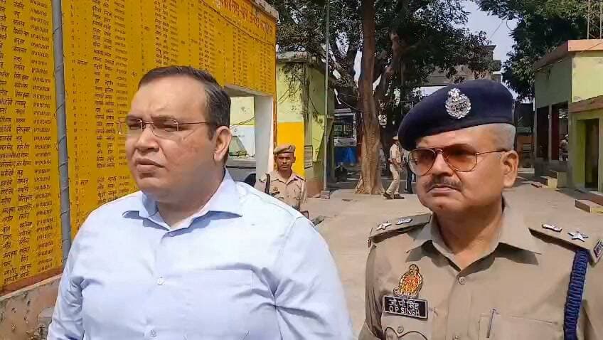 कासगंज में शांतिपूर्ण संपन्न हुआ एमएलसी चुनाव, शिक्षक निर्वाचन में 65.92% और स्नातक में 61.25% मतदान
जिले के 20 मतदान केंद्रों पर सुबह 8 से शाम 4 बजे तक चला मतदान, डीएम प्रणय सिंह और एसपी ओम प्रकाश सिंह ने केंद्रों का निरीक्षण कर सुरक्षा व्यवस्था परखी
कासगंज, 23 अक्टूबर। जनपद कासगंज में आगरा खंड शिक्षक एवं स्नातक निर्वाचन क्षेत्र के विधान परिषद द्विवार्षिक निर्वाचन-2026 का मतदान शुक्रवार को स्वतंत्र, निष्पक्ष और शांतिपूर्ण वातावरण में संपन्न हुआ। जिले के सभी 20 मतदान केंद्रों पर सुबह 8 बजे से मतदान शुरू हुआ, जो निर्धारित समय शाम 4 बजे तक चला। जिले में शिक्षक निर्वाचन क्षेत्र में 65.92 प्रतिशत तथा स्नातक निर्वाचन क्षेत्र में 61.25 प्रतिशत मतदान दर्ज किया गया।
जिला निर्वाचन अधिकारी एवं जिलाधिकारी प्रणय सिंह तथा पुलिस अधीक्षक ओम प्रकाश सिंह ने जिले के विभिन्न मतदान केंद्रों का भ्रमण कर मतदान प्रक्रिया और सुरक्षा व्यवस्थाओं का जायजा लिया। अधिकारियों ने मतदान कार्मिकों की उपस्थिति, कानून व्यवस्था और आदर्श आचार संहिता के अनुपालन की स्थिति का निरीक्षण किया। साथ ही निर्वाचन आयोग के दिशा-निर्देशों के अनुरूप निष्पक्ष एवं पारदर्शी मतदान सुनिश्चित करने के निर्देश दिए।
कंट्रोल रूम से मतदान की प्रगति पर रखी नजर
जिलाधिकारी और पुलिस अधीक्षक पूरे दिन मतदान केंद्रों का निरीक्षण करते रहे। इसके साथ ही जिला मुख्यालय पर स्थापित निर्वाचन कंट्रोल रूम से संपर्क बनाए रखकर मतदान की प्रगति और व्यवस्थाओं की जानकारी लेते रहे। निर्वाचन कार्य को सुचारु रूप से संपन्न कराने के लिए नियुक्त जोनल एवं सेक्टर मजिस्ट्रेट भी अपने-अपने क्षेत्रों में भ्रमणशील रहकर मतदान प्रक्रिया की निगरानी करते रहे।
मतदान केंद्रों पर तैनात रहा पुलिस बल
मतदान के दौरान सुरक्षा एवं कानून व्यवस्था बनाए रखने के लिए सभी मतदान केंद्रों पर पर्याप्त पुलिस बल तैनात किया गया था। पुलिस और प्रशासनिक अधिकारी पूरे समय सतर्क रहे, जिससे मतदान प्रक्रिया शांतिपूर्ण ढंग से संपन्न हो सके।
जिलाधिकारी प्रणय सिंह ने निर्वाचन कार्य में लगे अधिकारियों, कर्मचारियों और सुरक्षाकर्मियों के प्रयासों की सराहना की। उन्होंने शांतिपूर्ण एवं निष्पक्ष मतदान संपन्न कराने में सहयोग देने वाले मतदाताओं के प्रति आभार व्यक्त किया।