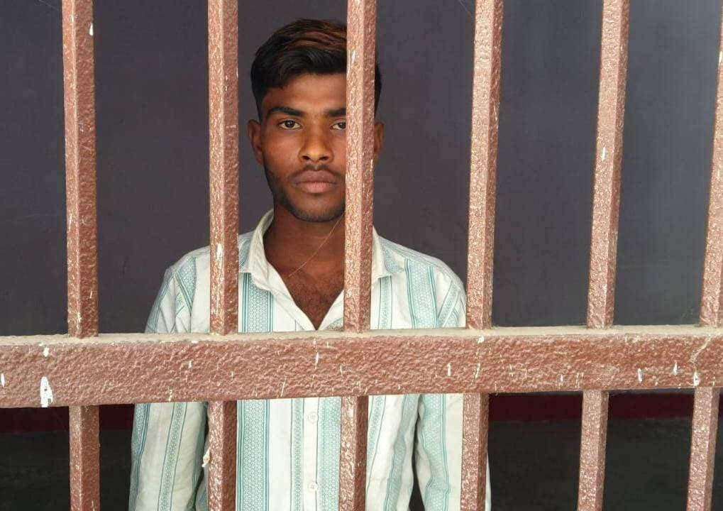 अमांपुर पुलिस ने वांछित आरोपी को तमंचा-कारतूस के साथ दबोचा
उपद्रव के मामले में चल रहा था फरार, सिढ़पुरा रोड स्थित मोटे बाबा की मजार के पास से हुई गिरफ्तारी
कासगंज, 23 अक्टूबर। अमांपुर थाना पुलिस ने उपद्रव करने के मामले में वांछित चल रहे एक आरोपी को गिरफ्तार किया है। पुलिस ने आरोपी के कब्जे से घटना में प्रयुक्त अवैध तमंचा और एक जिंदा कारतूस बरामद किया है। आरोपी के खिलाफ आर्म्स एक्ट के तहत भी मुकदमे में धाराएं बढ़ाकर आगे की कानूनी कार्रवाई की गई है।
पुलिस के अनुसार, पुलिस अधीक्षक ओपी सिंह के निर्देशन, अपर पुलिस अधीक्षक आलोक सिंह के पर्यवेक्षण और क्षेत्राधिकारी सहावर दुर्गेश कुमार मिश्र के नेतृत्व में वांछित आरोपियों की गिरफ्तारी के लिए अभियान चलाया जा रहा है। इसी क्रम में 22 अक्टूबर की देर शाम अमांपुर थाना पुलिस ने सिढ़पुरा रोड स्थित मोटे बाबा की मजार के पास से पवन सोलंकी पुत्र सुखवीर, निवासी ग्राम देवपुर, थाना अमांपुर, जनपद कासगंज को गिरफ्तार किया।
आरोपी उपद्रव से संबंधित मुकदमा संख्या 250/26 में वांछित था। पुलिस ने उसके कब्जे से 315 बोर का एक अवैध तमंचा और एक जिंदा कारतूस बरामद किया। इसके बाद मुकदमे में आर्म्स एक्ट की धारा 3/25 की बढ़ोतरी करते हुए आरोपी को न्यायिक अभिरक्षा में भेज दिया गया।
पुलिस टीम में अमांपुर थाना प्रभारी विकास सक्सेना सहित पुलिस टीम शामिल रही।