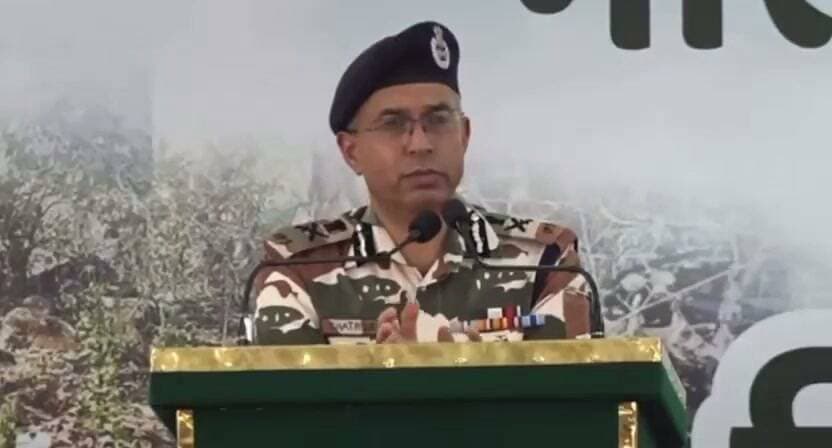 *ITBP DG рдмреЛрд▓реЗ рдЪреАрди рдХреЗ рд╕рд╛рде рдЕрд░реБрдгрд╛рдЪрд▓ рдкреНрд░рджреЗрд╢ рдореЗрдВ рдЭ*рдбрд╝рдкреЗрдВ рдЬрд╛рд░реА*
ITBP рдХреЗ DG рд╢рддреНрд░реБрдЬреАрдд рдХрдкреВрд░ рдиреЗ рдХрд╣рд╛ рдХрд┐ рдкрд┐рдЫрд▓реЗ рдХреБрдЫ рдорд╣реАрдиреЛрдВ рдореЗрдВ рдЕрд░реБрдгрд╛рдЪрд▓ рдкреНрд░рджреЗрд╢ рдореЗрдВ рдЪреАрди рдФрд░ рднрд╛рд░рдд рдХреЗ рд╕реИрдирд┐рдХ рдЖрдо*рдиреЗ-рд╕рд╛рдо*рдиреЗ рдЖ рдЧрдП рдереЗред рдХрдИ рдЬрдЧрд╣ рдЯ*рдХрд░рд╛рд╡ рдХреА рд╕реНрдерд┐рддрд┐ рднреА рдмрдиреАред рдпрд╣ рдЕрднреА рднреА рдЬрд╛рд░реА рд╣реИред