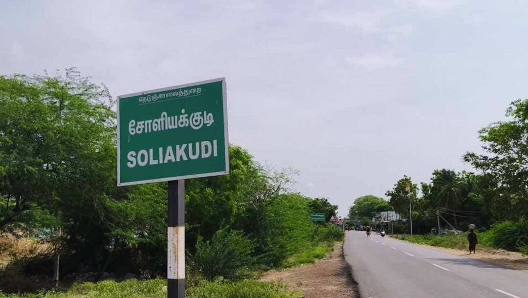 திருவாடனை: தொண்டி அருகே ஈசிஆர் சாலையில் கவிழ்ந்த லாரி: ஓட்டுநர் அதிர்ஷ்டவசமாக உயிர் தப்பினார்