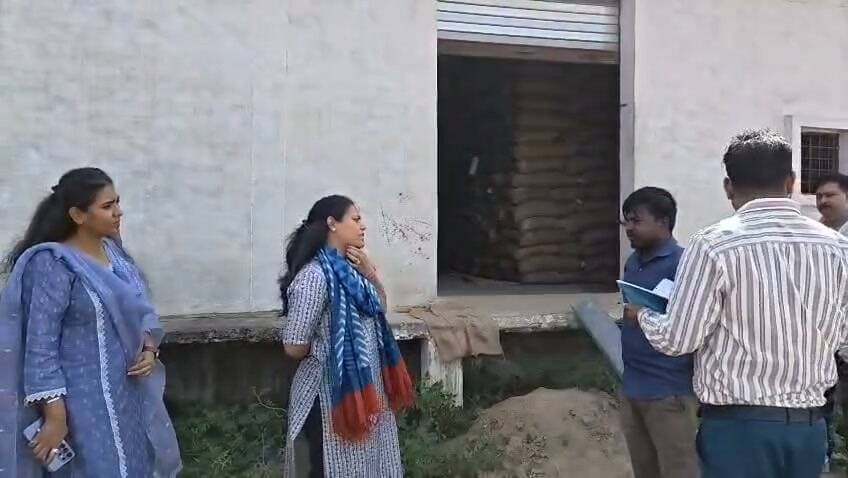 उपार्जन केंद्रों का उमरिया कलेक्टर राखी सहाय ने किया निरीक्षण