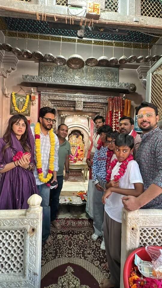 फिल्म स्टार रितेश देशमुख सपरिवार पहुंचे पुष्कर, ब्रह्मा मंदिर में किए दर्शन, गौ माता को खिलाया चार! #RajasthanNews #LatestNews #bollywoodnews #Ritesh