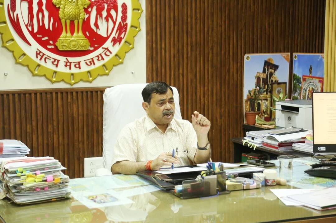 सेवानिवृत्त कर्मचारियों को राहत दिलाने संभागायुक्त की पहल,
-
लंबित पेंशन एवं वेतन निर्धारण प्रकरणों के निराकरण के लिए 4 और 5 नवंबर को शिविर
-
लंबित पेंशन एवं वेतन निर्धारण प्रकरणों के निराकरण के लिए शिविर, नवंबर में सभी जिलों में होगी समीक्षा
-
संभागायुक्त श्री दिलीप कुमार के निर्देशानुसार सागर संभाग के अंतर्गत आने वाले जिलों में सेवानिवृत्त कर्मचारियों के लंबित पेंशन प्रकरणों एवं शासकीय सेवकों के वेतन निर्धारण प्रकरणों के निराकरण के लिए 4 एवं 5 नवंबर 2026 को दो दिवसीय शिविर आयोजित किए जाएंगे।
संभागायुक्त श्री दिलीप कुमार ने लंबित पेंशन एवं वेतन निर्धारण प्रकरणों की अधिक संख्या को देखते हुए संभाग के सभी जिला पेंशन अधिकारियों को अपने-अपने जिलों में शिविर आयोजित करने के निर्देश दिए हैं। शिविर में सभी आहरण एवं संवितरण अधिकारियों के माध्यम से प्रकरणों को IFMIS में ऑनलाइन सबमिट कराना सुनिश्चित किया जाएगा। यदि किसी विशेष कारण से प्रकरण ऑनलाइन सबमिट नहीं किया जा सकता है, तो संबंधित कार्यालय प्रमुख से ऐसे प्रकरणों की सूची प्राप्त की जाएगी।
शिविर के बाद संभागीय पेंशन अधिकारी, सागर द्वारा विभिन्न जिलों में लंबित पेंशन एवं वेतन निर्धारण प्रकरणों के निराकरण की समीक्षा की जाएगी। इसके लिए निर्धारित कार्यक्रम के अनुसार जिला पेंशन कार्यालय पन्ना में 12 नवंबर, छतरपुर में 13 नवंबर, निवाड़ी एवं टीकमगढ़ में 18 नवंबर, दमोह में 19 नवंबर तथा सागर में 25 नवंबर 2026 को समीक्षा की जाएगी। उक्त आदेश के अनुसार, समीक्षा एवं निराकरण संबंधी कार्रवाई जिला स्तर पर की जाएगी। इन शिविरों में आयुक्त, सागर संभाग भी उपस्थित रहेंगे।
Sagar Commissioner
<nis:link nis:type=tag nis:id=jansamparkmp nis:value=JansamparkMP nis:enabled=true nis:link/>
<nis:link nis:type=tag nis:id=jansamparktikamgarh nis:value=Jansamparktikamgarh nis:enabled=true nis:link/>
<nis:link nis:type=tag nis:id=tikamgarh nis:value=tikamgarh nis:enabled=true nis:link/>