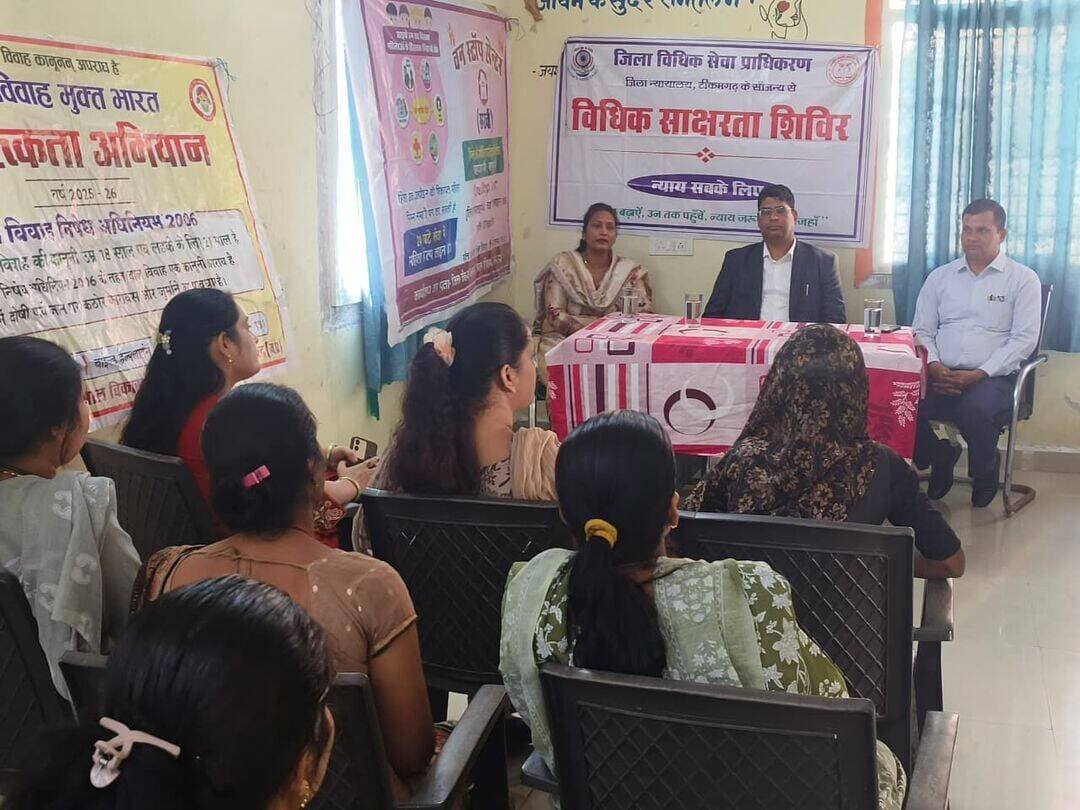 जिला जेल टीकमगढ़ एवं वन स्टॉप सेंटर टीकमगढ़ में आयोजित किया गया विधिक साक्षरता शिविर
---
मध्यप्रदेश राज्य विधिक सेवा प्राधिकरण जबलपुर के निर्देशानुसार एवं प्रधान जिला न्यायाधीश/अध्यक्ष जिला विधिक सेवा प्राधिकरण टीकमगढ़ श्रीमती प्रवीणा व्यास के मार्गदर्शन में आज जिला जेल टीकमगढ़ का निरीक्षण के साथ-साथ विधिक साक्षरता शिविर का आयोजन किया गया।
जिला न्यायाधीश/सचिव जिला विधिक सेवा प्राधिकरण टीकमगढ़ श्री वरूण पुनासे एवं श्री अनुज कुमार चंसौरिया, जिला विधिक सहायता अधिकारी, टीकमगढ़ द्वारा कार्यकम में उपस्थित बंदीगण, को उनके अधिकारों की जानकारी दी साथ ही प्लीवारगेनिंग योजना के संबंध में जानकारी दी गयी एवं बंदीगण से उनके पैरवी हेतु निःशुल्क अधिवक्ता उपलब्ध है अथवा नहीं के संबंध में जानकारी ली। इस अवसर पर जेल उपाधीक्षक श्री ए.के. शुक्ला सहित जेल स्टॉफ एवं बंदीगण उपस्थित रहे।
कार्यक्रम के पश्चात वन स्टॉप, सेंटर टीकमगढ़ में भी विधिक साक्षरता शिविर का आयोजन किया गया। उक्त कार्यक्रम में श्री वरूण पुनासे जिला न्यायाधीश/सचिव जिला विधिक सेवा प्राधिकरण, टीकमगढ़ द्वारा उपस्थित महिलाओं को उनके अधिकारों, घरेलू हिंसा अधिनियम, आशा योजना, बाल विवाह, दहेज प्रतिषेध अधिनियम के संबंध में विस्तृत जानकारी दी गई।
इस अवसर पर जिला विधिक सहायता अधिकारी श्री अनुज कुमार चंसौरिया, वन स्टॉप सेंटर एडमिनिस्ट्रेटर श्रीमती शिखा शर्मा, परामर्शदाता श्रीमती फिरदौस अंजुम, सहित महिलाएं उपस्थित रहीं।
<nis:link nis:type=tag nis:id=jansamparkmp nis:value=JansamparkMP nis:enabled=true nis:link/>
<nis:link nis:type=tag nis:id=jansamparktikamgarh nis:value=Jansamparktikamgarh nis:enabled=true nis:link/>
<nis:link nis:type=tag nis:id=tikamgarh nis:value=tikamgarh nis:enabled=true nis:link/>