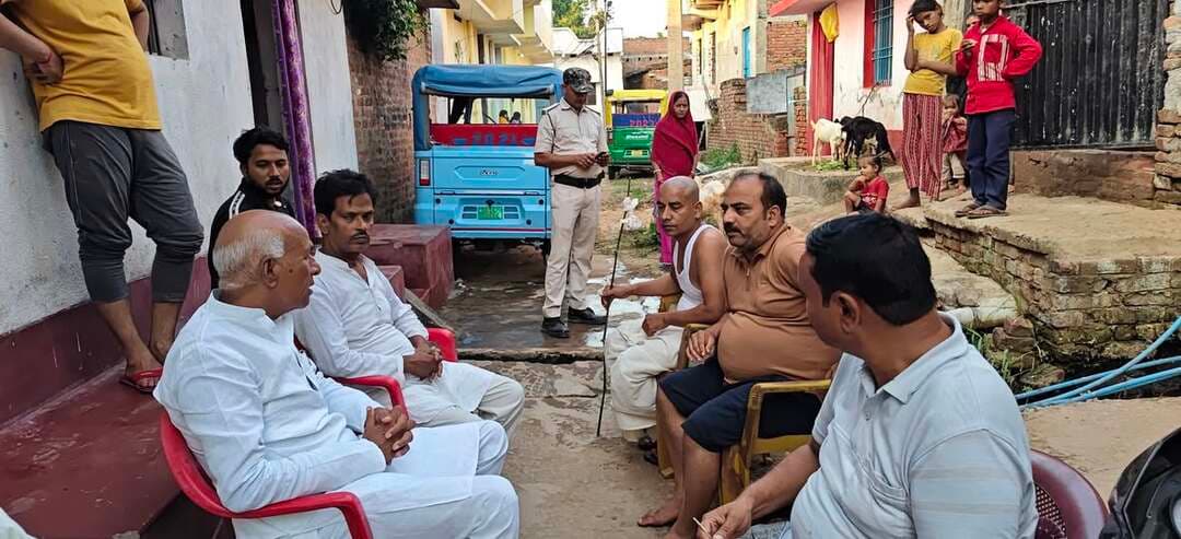 पूर्व विधायक विजय कुमार मंडल ने दो शोक संतप्त परिवारों से की मुलाकात, जताई संवेदना
दिनारा के पूर्व विधायक विजय कुमार मंडल ने सूर्यपुरा प्रखंड के बलिहार में पहुंचकर दो शोक संतप्त परिवारों से मुलाकात की और अपनी संवेदना व्यक्त की।
उन्होंने बलिहार निवासी एवं जामा मस्जिद के उपाध्यक्ष शाहबुद्दीन अंसारी के निधन पर उनके परिजनों से मुलाकात कर शोक संवेदना व्यक्त की। वहीं, बलिहार निवासी मिथिलेश खरवार के बड़े पुत्र शिवम कुमार की बाइक दुर्घटना में मौत होने पर उनके आवास पहुंचकर शोकाकुल परिवार को ढांढस बंधाया।
पूर्व विधायक ने दिवंगत आत्माओं की शांति और शोक संतप्त परिजनों को इस कठिन समय में दुख सहन करने की शक्ति प्रदान करने की प्रार्थना की।