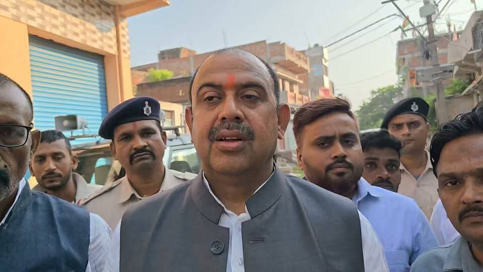 बच्चों की पढ़ाई में लापरवाही बर्दाश्त नहीं, दिनारा विधायक आलोक कुमार सिंह ने बलिहार विद्यालय का किया औचक निरीक्षण। सुनिए विधायक आलोक कुमार सिंह ने क्या कुछ कहा।