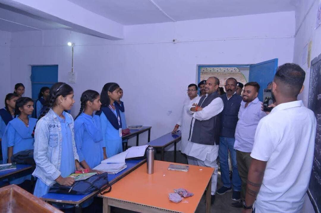 दिनारा विधायक आलोक कुमार सिंह ने बलिहार उच्च माध्यमिक विद्यालय का किया औचक निरीक्षण, शिक्षा व्यवस्था में लापरवाही पर दी चेतावनी
रोहतास जिले के सूर्यपुरा प्रखंड अंतर्गत बलिहार गांव स्थित उच्च माध्यमिक विद्यालय का दिनारा विधायक सह बिहार सरकार के उप मंत्री आलोक कुमार सिंह ने क्षेत्र भ्रमण के दौरान औचक निरीक्षण किया। इस दौरान उन्होंने विद्यार्थियों से सीधे संवाद कर पढ़ाई, विद्यालय की साफ-सफाई और अन्य व्यवस्थाओं की जानकारी ली। साथ ही, संबंधित शिक्षकों को आवश्यक दिशा-निर्देश दिए।
निरीक्षण के दौरान उन्होंने शिक्षकों को विद्यालय की व्यवस्था में किसी भी प्रकार की कमी या लापरवाही को तत्काल दूर करने का निर्देश दिया। उन्होंने कहा कि दिनारा विधानसभा क्षेत्र के प्रत्येक बच्चे का उज्ज्वल भविष्य उनकी सर्वोच्च प्राथमिकता है। बच्चों को गुणवत्तापूर्ण शिक्षा उपलब्ध कराने और विद्यालयों की व्यवस्था बेहतर बनाने के लिए लगातार प्रयास किए जाएंगे।
उन्होंने स्पष्ट किया कि किसी भी विद्यालय में अनियमितता या लापरवाही पाए जाने पर जिम्मेदार लोगों के विरुद्ध नियमानुसार सख्त कार्रवाई सुनिश्चित की जाएगी। साथ ही, शिक्षकों एवं संबंधित पदाधिकारियों से अपनी जिम्मेदारियों का ईमानदारी से निर्वहन करने की अपील की।
आलोक कुमार सिंह ने कहा कि विद्यालयों में यदि कोई समस्या है, तो उसे छिपाने के बजाय सामने लाया जाए, ताकि उसका समय पर समाधान किया जा सके। उन्होंने जोर देते हुए कहा कि बच्चों का भविष्य ही दिनारा का भविष्य है और उनकी शिक्षा के साथ किसी भी प्रकार का समझौता नहीं किया जाएगा। Alok Singh Pawan Singh