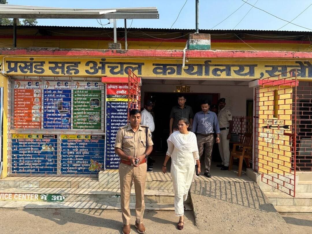 *जिलाधिकारी एवं वरीय पुलिस अधीक्षक, भागलपुर ने कोशी स्नातक निर्वाचन क्षेत्र के मतदान केंद्रों का किया संयुक्त निरीक्षण*
*मतदान केंद्रों पर पहुंचकर लिया मतदान व्यवस्था एवं विधि-व्यवस्था का जायजा*
भागलपुर, 23 अक्टूबर 2026। कोशी स्नातक निर्वाचन क्षेत्र के निर्वाचन के तहत मतदान दिवस के अवसर पर आज जिलाधिकारी, भागलपुर एवं वरीय पुलिस अधीक्षक, भागलपुर ने संयुक्त रूप से विभिन्न मतदान केंद्रों का भ्रमण कर मतदान प्रक्रिया एवं विधि-व्यवस्था का जायजा लिया।
निरीक्षण के दौरान दोनों वरीय अधिकारियों ने मतदान केंद्रों पर की गई व्यवस्थाओं का अवलोकन किया तथा मतदान प्रक्रिया के सुचारु संचालन की स्थिति की समीक्षा की। इस क्रम में संबंधित पदाधिकारियों एवं मतदान कर्मियों को निर्वाचन आयोग के दिशा-निर्देशों का अक्षरशः अनुपालन सुनिश्चित करते हुए निष्पक्ष, पारदर्शी एवं शांतिपूर्ण वातावरण में मतदान संपन्न कराने का निर्देश दिया गया।
जिलाधिकारी एवं वरीय पुलिस अधीक्षक ने मतदान केंद्रों पर विधि-व्यवस्था बनाए रखने तथा निर्वाचन प्रक्रिया को सुव्यवस्थित ढंग से संपन्न कराने हेतु आवश्यक निर्देश दिए।
जिला प्रशासन, भागलपुर द्वारा मतदान प्रक्रिया पर सतत निगरानी रखी जा रही है, ताकि कोशी स्नातक निर्वाचन क्षेत्र का मतदान निर्धारित दिशा-निर्देशों के अनुरूप शांतिपूर्ण, निष्पक्ष एवं सुव्यवस्थित ढंग से संपन्न कराया जा सके।
जिला जनसंपर्क कार्यालय, भागलपुर