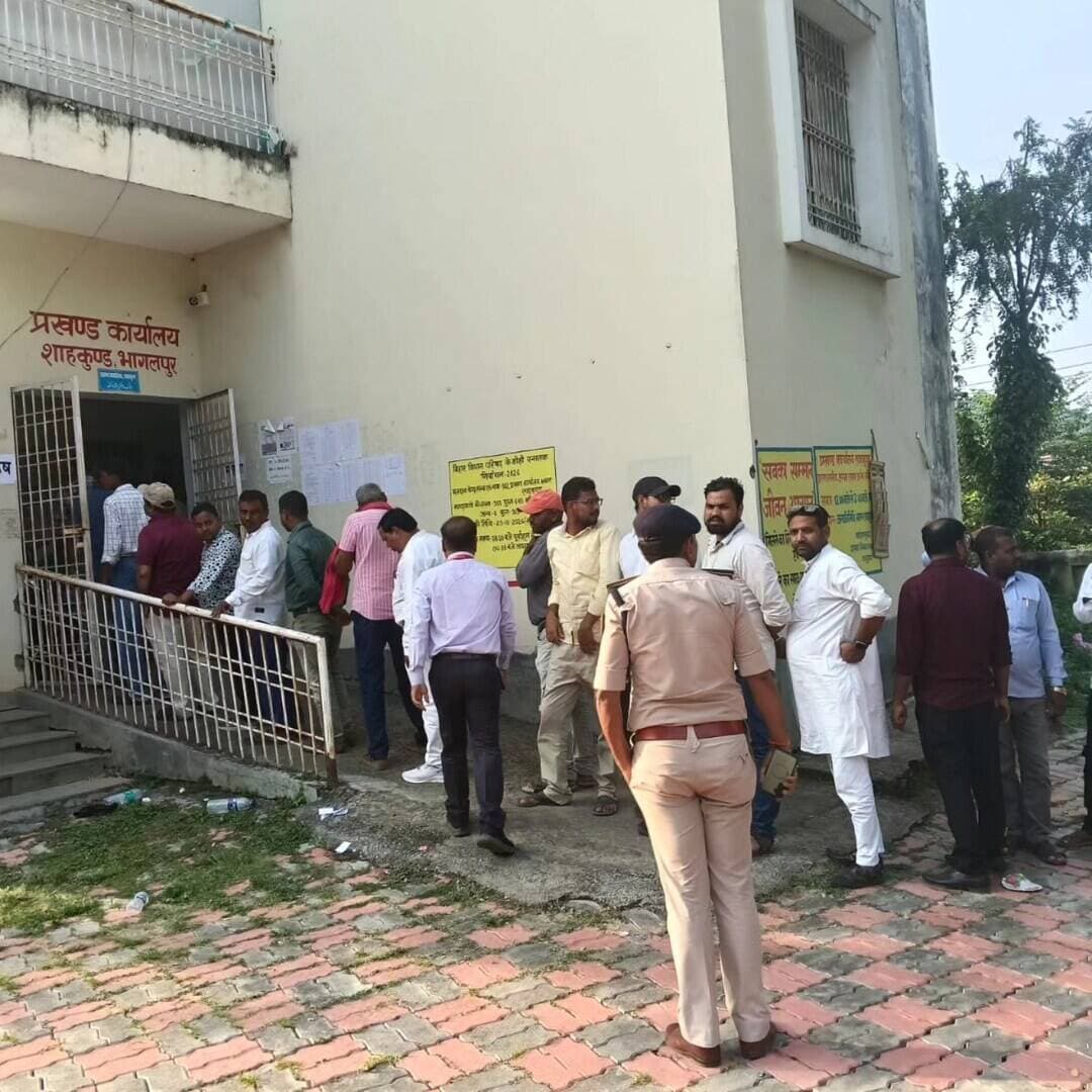 निष्पक्ष एवं शांतिपूर्ण निर्वाचन के लिए प्रतिबद्ध जिला प्रशासन, भागलपुर।
बिहार विधान परिषद स्नातक एवं शिक्षक निर्वाचन-2026 के मद्देनजर जिले के विभिन्न मतदान केंद्रों पर दंडाधिकारी एवं पुलिस बल तैनात हैं। वरीय पदाधिकारियों द्वारा लगातार निरीक्षण कर सुरक्षा एवं विधि-व्यवस्था की निगरानी की जा रही है।
#Bhagalpur #Election2026 #निष्पक्षनिर्वाचन #जिलाप्रशासनभागलपुर #मतदान
Information & Public Relations Department, Government of Bihar