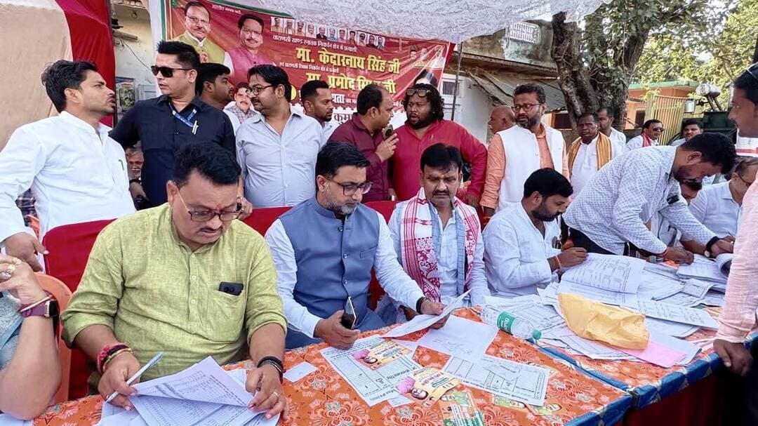 #बलिया #बेल्थरारोड में #एमएलसी #चुनाव के मतदान में दिखा सियासी उत्साह, शिक्षक और स्नातक निर्वाचन क्षेत्र के बूथों पर वोट डालने पहुंचे मतदाता; शिक्षक एमएलसी के लिए 830 में 513 और स्नातक एमएलसी के एक बूथ पर 1182 में 530 तथा दूसरे बूथ पर 782 में 366 मतदाताओं ने किया मतदान...
#followerseveryone #nonfollowersviewers
#BalliaElection #BeltharaRoad #MLCElection #UPPolitics #GraduateAndTeacherElection