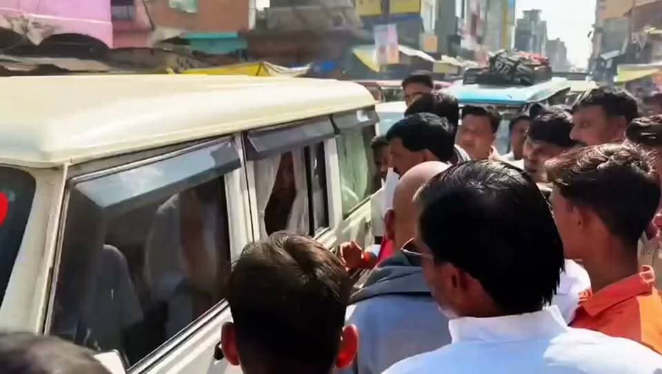 सांडी में सपा कार्यकर्ता को थाने में बैठाने की सूचना पर पहुंचे पूर्व विधायक अनिल वर्मा, पुलिस से बातचीत कर छुड़वाया
हरदोई। स्नातक एवं शिक्षक एमएलसी चुनाव के मतदान के दौरान सांडी ब्लॉक क्षेत्र में उस समय हलचल मच गई, जब स्नातक निर्वाचन क्षेत्र के लिए मतदाता पर्चियां बांट रहे सपा कार्यकर्ता को पुलिस द्वारा थाने में बैठाए जाने की जानकारी सामने आई। सूचना मिलते ही पूर्व विधायक अनिल वर्मा मौके पर पहुंचे।
पूर्व विधायक अनिल वर्मा ने पुलिस प्रशासन से बातचीत की और सपा कार्यकर्ताओं को छुड़वाया। इसके बाद वह बूथ संख्या 67 स्थित मतदान केंद्र पर पहुंचे, जहां मतदाता पर्चियों की जांच किए जाने को लेकर उन्होंने मौके पर पहुंचकर स्थिति का जायजा लिया।
एमएलसी चुनाव के मतदान के दौरान मतदाता पर्चियों को लेकर हुई इस कार्रवाई से क्षेत्र में राजनीतिक सरगर्मी देखने को मिली। हालांकि, पुलिस ने सपा कार्यकर्ता को किस कारण थाने में बैठाया था, इस संबंध में आधिकारिक पक्ष सामने आना बाकी है।