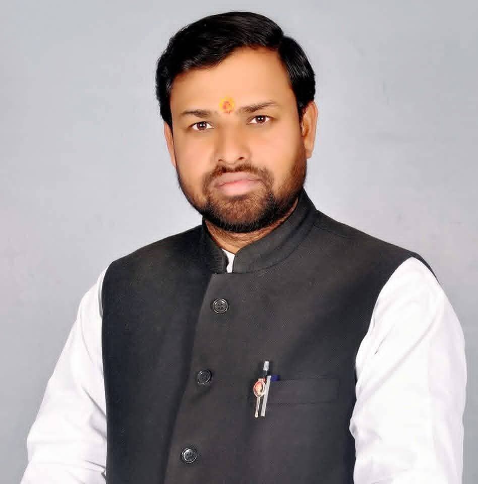 हरदोई में सपा नेता रामज्ञान गुप्ता को गुंडा नियंत्रण अधिनियम का नोटिस, एमएलसी चुनाव के मतदान के दिन पेशी का आदेश
हरदोई। स्नातक एवं शिक्षक विधान परिषद चुनाव के मतदान के बीच समाजवादी पार्टी के नेता Ram Gyan Gupta को लेकर एक प्रशासनिक मामला सामने आया है। अपर जिला मजिस्ट्रेट न्यायालय की ओर से रामज्ञान गुप्ता के खिलाफ उत्तर प्रदेश गुंडा नियंत्रण अधिनियम, 1970 की धारा 3(3) के तहत नोटिस जारी किया गया है। आदेश में उन्हें 23 अक्टूबर 2026 को न्यायालय में उपस्थित होकर अपना पक्ष रखने का निर्देश दिया गया है।
न्यायालय से जारी नोटिस के अनुसार, रामज्ञान गुप्ता पुत्र नंदराम गुप्ता निवासी शिवनाथ नगर, सांडी चुंगी, कोतवाली शहर, हरदोई के खिलाफ पुलिस अधीक्षक की रिपोर्ट के आधार पर कार्रवाई की प्रक्रिया शुरू की गई है। नोटिस में उनकी गतिविधियों को लेकर आशंका जताई गई है और विभिन्न मुकदमों का उल्लेख किया गया है।
आदेश में वर्ष 2022, 2024, 2025 और 2026 के मुकदमों के साथ 27 मई 2026 की बीट सूचना का भी जिक्र है। न्यायालय ने संबंधित व्यक्ति को आरोपों के संबंध में लिखित स्पष्टीकरण देने का अवसर दिया है।
गौरतलब है कि 23 अक्टूबर को जिले में स्नातक एवं शिक्षक एमएलसी चुनाव के लिए मतदान हो रहा है। इसी दिन सपा नेता रामज्ञान गुप्ता को न्यायालय में उपस्थित होने का निर्देश दिए जाने से मामला चर्चा में है।
आदेश में रामज्ञान गुप्ता को 50 हजार रुपये के व्यक्तिगत बंधपत्र और इतनी ही राशि के जमानतदार के साथ न्यायालय में उपस्थित होने का निर्देश दिया गया है।