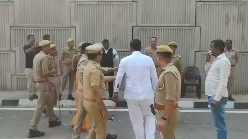 कछौना में सपा-भाजपा समर्थक आमने-सामने, पुलिस की मौजूदगी में अधिवक्ता को घेरा
हरदोई। कछौना क्षेत्र में समाजवादी पार्टी और भारतीय जनता पार्टी के समर्थकों के आमने-सामने आने से तनाव की स्थिति पैदा हो गई। आरोप है कि पुलिस बल की मौजूदगी में भाजपा मंडल अध्यक्ष और उनके समर्थकों ने सपा समर्थक अधिवक्ता तथा रविकांत पटेल को घेर लिया। घटना के बाद मौके पर हंगामे की स्थिति बन गई।
मौके पर मौजूद पुलिस ने स्थिति संभालने के लिए तत्परता दिखाई। काफी मशक्कत के बाद सपा समर्थक को सुरक्षित बाहर निकाला गया। एहतियात के तौर पर रविकांत पटेल को थाने में रोके जाने की जानकारी सामने आई है।
घटना के बाद क्षेत्र में राजनीतिक सरगर्मी बढ़ गई। हालांकि, पुलिस की सक्रियता के चलते स्थिति फिलहाल नियंत्रण में और सामान्य बताई जा रही है। घटना के संबंध में संबंधित पक्षों के आरोपों और पुलिस के आधिकारिक पक्ष की पुष्टि होना बाकी है।
रिपोर्ट: देवेंद्र सिंह