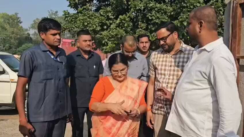 हरदोई में उच्च शिक्षा मंत्री रजनी तिवारी ने किया मतदान
हरदोई। स्नातक एवं शिक्षक विधान परिषद चुनाव के दौरान उत्तर प्रदेश सरकार की उच्च शिक्षा मंत्री रजनी तिवारी ने राजकीय इंटर कॉलेज स्थित मतदान केंद्र पर पहुंचकर अपने मताधिकार का प्रयोग किया। इस दौरान विधान परिषद चुनाव को लेकर मतदान केंद्र पर गतिविधियां जारी रहीं।
#रजनीतिवारी #हरदोईन्यूज #उत्तरप्रदेश #एमएलसीचुनाव