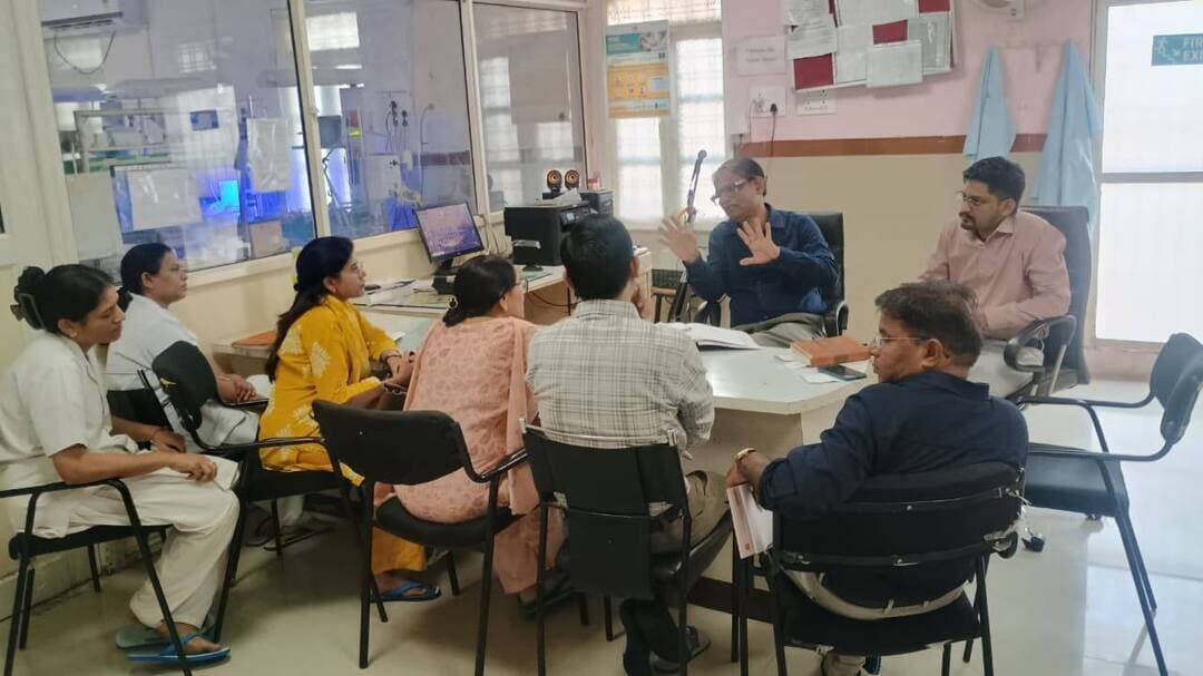 क्षेत्रीय संचालक डॉ. जोसेफ ने जिला चिकित्सालय का किया निरीक्षण
________________
अस्पताल की व्यवस्थाओं का लिया जायजा, सफाई व्यवस्था पर जताया संतोष
________________
शिशु मृत्यु दर कम करने और एनीमिया से ग्रसित गर्भवती महिलाओं को समय पर उपचार देने के दिए निर्देश
________________
खरगोन 23 अक्टूबर 2026। क्षेत्रीय संचालक स्वास्थ्य सेवाएं, इंदौर संभाग डॉ. शाजी जोसेफ ने शुक्रवार को जिला चिकित्सालय खरगोन का भ्रमण कर विभिन्न वार्डों एवं स्वास्थ्य सेवाओं का निरीक्षण किया। इस दौरान उन्होंने अस्पताल की साफ-सफाई व्यवस्था का जायजा लिया और व्यवस्था पर संतोष व्यक्त करते हुए इसे निरंतर बनाए रखने के निर्देश दिए।
निरीक्षण के दौरान क्षेत्रीय संचालक डॉ. जोसेफ ने अस्पताल परिसर स्थित भोजन गार्डन का अवलोकन किया। इसके पश्चात सर्जिकल वार्ड, वृद्धजन वार्ड एवं विशेष नवजात शिशु देखभाल इकाई (एसएनसीयू) का निरीक्षण किया। उन्होंने विकासखंडों से आने वाले कम वजन के बच्चों की जानकारी ली तथा शिशु मृत्यु दर में कमी लाने के लिए प्रभावी प्रयास करने के निर्देश दिए।
इसके बाद उन्होंने शिशु ओपीडी, पोषण पुनर्वास केंद्र (एनआरसी), प्रसवोत्तर वार्ड (पीएनसी), डे-केयर एवं सिकल सेल वार्ड का निरीक्षण किया। साथ ही मातृत्व वार्ड में पहुंचकर भर्ती गर्भवती महिलाओं से चर्चा की और उन्हें मिल रही स्वास्थ्य सेवाओं की जानकारी ली।
क्षेत्रीय संचालक डॉ. जोसेफ ने एनीमिया से ग्रसित गर्भवती महिलाओं को आवश्यकता अनुसार एफसीएम इंजेक्शन अथवा रक्त चढ़ाने की व्यवस्था तत्काल सुनिश्चित करने के निर्देश दिए। उन्होंने कहा कि गर्भवती महिलाओं को समय पर आवश्यक उपचार उपलब्ध कराया जाए, ताकि मातृ एवं शिशु स्वास्थ्य में सुधार किया जा सके।
निरीक्षण के अंतिम चरण में उन्होंने दवा भंडार का भ्रमण कर आवश्यक औषधियों की उपलब्धता की जानकारी ली। साथ ही एफसीएम इंजेक्शन की उपलब्धता की समीक्षा करते हुए आवश्यक दवाओं का पर्याप्त भंडार बनाए रखने के निर्देश दिए।
इस दौरान सिविल सर्जन डॉ. राजकुमारी देवड़ा, आरएमओ डॉ. धीरेंद्र सोनी, अस्पताल प्रबंधक अजमेर सिंह, मातृत्व वार्ड प्रभारी डॉ. बरखा सहित अन्य चिकित्सक एवं कर्मचारी उपस्थित रहे।
#JansamparkMP #khargone