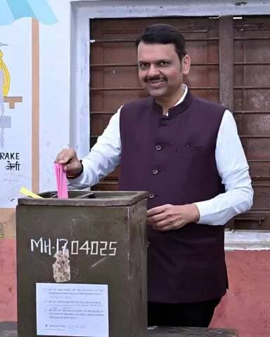 कुर्ला: नागपूर विभागात विधानपरिषद पदवीधर मतदारसंघ निवडणूक; मुख्यमंत्री फडणवीस यांनी मतदान करून दिले आवाहन