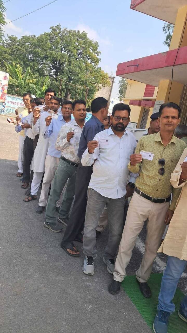 🗳️ सारण शिक्षक निर्वाचन के सभी 14 केंद्रों पर शांतिपूर्ण मतदान संपन्न
सारण शिक्षक निर्वाचन क्षेत्र के तहत गोपालगंज जिले में कुल 92.91% मतदान दर्ज किया गया। पुरुष मतदाताओं की भागीदारी 93.20% और महिला मतदाताओं की 91.52% रही।
जिला निर्वाचन पदाधिकारी-सह-जिला पदाधिकारी श्री समीर सौरभ एवं प्रेक्षक श्री दीपक आनंद ने विभिन्न मतदान केंद्रों का निरीक्षण किया। मतदान समाप्ति के बाद अभ्यर्थियों की उपस्थिति में मतपेटियों को सील कर सुरक्षा व्यवस्था के साथ सारण स्थित बज्रगृह के लिए रवाना किया गया।
#Gopalganj #SaranTeacherElection2026 #ceo bihar #SamratChoudhary #InformationAndPublicRelationsDepartment