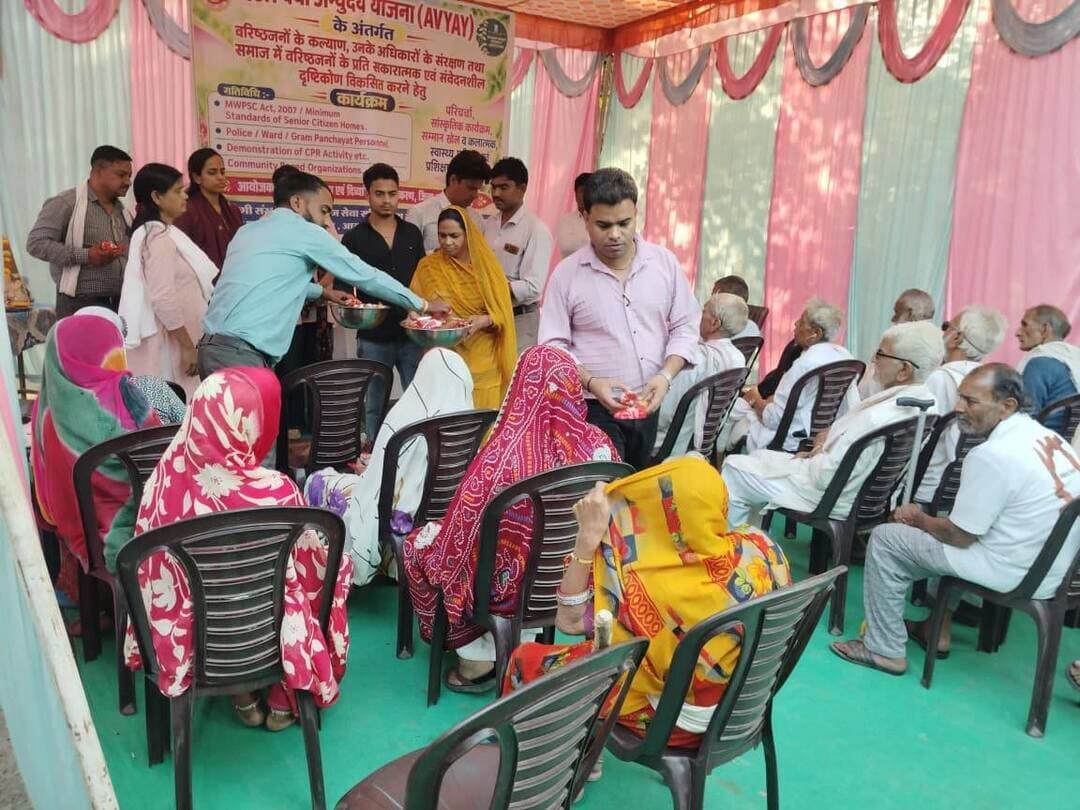 अटल वयो अभ्युदय योजना के तहत सामुदायिक सहभागिता पर कार्यक्रम आयोजित
-----
कलेक्टर सुश्री शीला दाहिमा के मार्गदर्शन में सामाजिक न्याय एवं दिव्यांगजन सशक्तिकरण विभाग द्वारा अटल वयो अभ्युदय योजना के अंतर्गत प्रेरणा वृद्धाश्रम में संवेदनशीलता एवं जन-जागरूकता अभियान के तहत आज वरिष्ठजनों के प्रति सम्मान, संवेदनशीलता, पारिवारिक एवं सामुदायिक सहयोग की भावना विकसित करने, संवाद स्थापित करने तथा सांस्कृतिक व मनोरंजनात्मक गतिविधियाँ आयोजित की गई।
कार्यक्रम के दौरान युवाओं ने बुजुर्गों के पास बैठकर उनसे सीधा संवाद किया और उनके जीवन के खट्टे-मीठे अनुभवों व संस्मरणों को सुना। कई बुजुर्गों ने अपने पुराने दिनों के गीत और कविताएं सुनाकर सभी का मन मोह लिया।
कार्यक्रम में युवा कार्यक्रम की जिला अधिकारी सुश्री विनीता चौधरी एवं वॉलंटियर श्री शिवकुमार दौहरे उपस्थित रहे। साथ ही जन अभियान परिषद से जिला समन्वयक श्रीमती नेहा सिंह, ब्लॉक समन्वयक श्रीमती शाहीन परवीन एवं नवांकुर संस्था के वॉलंटियर श्री नीतेश भारद्वाज, श्री दिनेश मीणा, श्री कल्याण मारू एवं श्री दिलीप सिंह ने सहभागिता की। इसके अतिरिक्त सामाजिक न्याय विभाग के प्रभारी उपसंचालक श्री सौरभ सिंह राय, सामाजिक सुरक्षा अधिकारी एवं नोडल अधिकारी श्री ओमबीर रघुवंशी, प्रेरणा वृद्धाश्रम के सचिव श्री धर्मेन्द्र शर्मा, प्रबंधक श्री मनोज वैष्णव तथा अन्य विभागीय कर्मचारी एवं स्थानीय नागरिक मौजूद रहे।
कार्यक्रम के दौरान युवा कार्यक्रम की जिला अधिकारी सुश्री विनीता चौधरी ने कहा कि युवा पीढ़ी को बुजुर्गों के अनुभवों से सीख लेनी चाहिए और उनके साथ समय बिताकर उन्हें सामाजिक संबल प्रदान करना चाहिए। जन अभियान परिषद की जिला समन्वयक श्रीमती नेहा सिंह ने बताया कि सामुदायिक संगठनों की सहभागिता से ही समाज में वरिष्ठ नागरिकों के लिए एक संवेदनशील और सहयोगी वातावरण तैयार किया जा सकता है। सत्र के दौरान उपस्थित अतिथियों और युवाओं ने वृद्धाश्रम के बुजुर्गों के साथ सीधा संवाद स्थापित किया, उनके अनुभव साझा किए। कार्यक्रम के अंत में प्रेरणा वृद्धाश्रम के सचिव श्री धर्मेन्द्र शर्मा एवं प्रबंधक श्री मनोज वैष्णव ने उपस्थित सभी अधिकारियों, अतिथियों व युवा स्वयंसेवकों का हृदय से आभार व्यक्त किया।
-
CM Madhya Pradesh
Jansampark Madhya Pradesh
#JansamparkMP
#sheopur