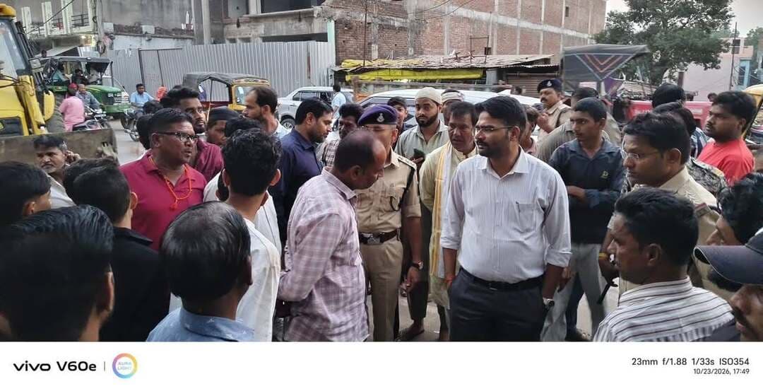 श्योपुर शहर में अतिक्रमण के विरुद्ध संयुक्त कार्यवाही
नियमों के पालन हेतु दुकानदारों को सख्त निर्देश
----
शहर में यातायात व्यवस्था को सुचारु बनाए रखने, सार्वजनिक मार्गों एवं नालों को अतिक्रमण मुक्त करने तथा आमजन के निर्बाध आवागमन को सुनिश्चित करने के उद्देश्य से एसडीएम श्री गगन सिंह मीणा के नेतृत्व में राजस्व विभाग, यातायात पुलिस एवं नगर पालिका की संयुक्त टीम द्वारा अतिक्रमण हटाने की कार्यवाही संचालित की गई।
अभियान के अंतर्गत पटेल चौक से ब्लॉक कॉलोनी तक कार्रवाई करते हुए दुकानों के सामने किए गए अवैध अस्थायी अतिक्रमण के विरुद्ध नियमानुसार कार्रवाई की गई। संबंधित दुकानदारों को स्पष्ट निर्देश दिए गए कि वे अपनी दुकानों की निर्धारित सीमा के भीतर ही व्यवसाय संचालित करें तथा नालों एवं सार्वजनिक स्थलों पर किसी भी प्रकार का अतिक्रमण न करें।
कार्रवाई के दौरान नो-पार्किंग जोन में खड़े वाहनों के ऑनलाइन चालान किए गए। साथ ही, दुकानों के सामने किए गए अवैध अस्थायी अतिक्रमण के मामलों में नियमानुसार जुर्माना अधिरोपित किया गया।
प्रशासन द्वारा दुकानदारों एवं वाहन चालकों को यातायात नियमों तथा निर्धारित व्यवस्थाओं का पालन सुनिश्चित करने के निर्देश दिए गए। अधिकारियों ने स्पष्ट किया कि सार्वजनिक स्थलों पर अतिक्रमण, यातायात व्यवस्था में बाधा तथा नियमों के उल्लंघन के मामलों में नियमानुसार कार्रवाई की जाएगी।
उक्त कार्यवाही में एसडीओपी श्री आनंद कुमार राय, यातायात प्रभारी श्री संजय राजपूत एवं नगर पालिका के मुख्य नगर पालिका अधिकारी (सीएमओ) श्री नरेंद्र जाटव सहित संबंधित विभागों के अधिकारी एवं कर्मचारी उपस्थित रहे।
प्रशासन द्वारा नागरिकों एवं व्यापारियों से अपील की गई है कि वे सार्वजनिक मार्गों, नालों एवं निर्धारित नो-पार्किंग क्षेत्रों से संबंधित नियमों का पालन करें तथा शहर की यातायात व्यवस्था एवं स्वच्छता बनाए रखने और नागरिकों के सुगम आवागमन की दृष्टि से बनाई जा रही इस व्यवस्था में सहयोग करें।
-
CM Madhya Pradesh
Jansampark Madhya Pradesh
#JansamparkMP
#sheopur