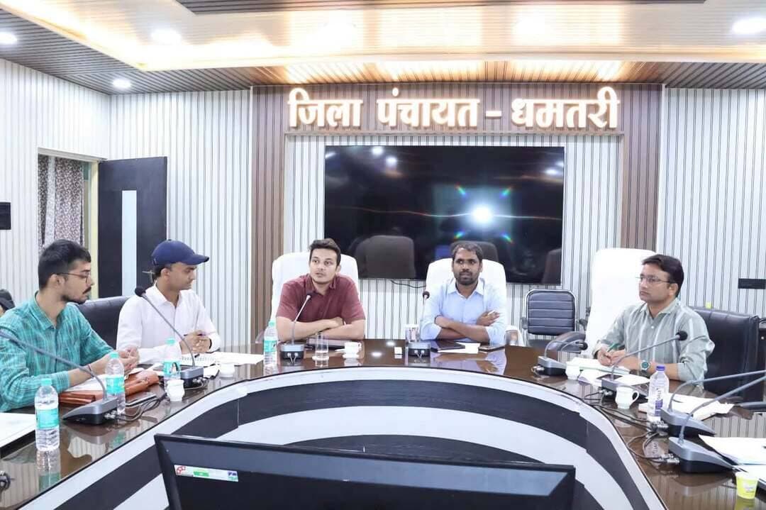 कलेक्टर श्री अबिनाश मिश्रा की अध्यक्षता में गुरुवार को जिला पंचायत धमतरी के सभाकक्ष में जिले में संचालित आजीविका संवर्धन से संबंधित विभिन्न परियोजनाओं की समीक्षा बैठक आयोजित की गई। बैठक में परियोजनाओं की प्रगति, उपलब्धियों, क्रियान्वयन में आ रही समस्याओं तथा आगामी कार्ययोजना की विस्तार से समीक्षा की गई। कलेक्टर ने संबंधित विभागीय अधिकारियों एवं संस्थाओं के प्रतिनिधियों को निर्देशित किया कि सभी परियोजनाओं का प्रभावी क्रियान्वयन सुनिश्चित करते हुए निर्धारित समय-सीमा में लक्ष्य हासिल करें। उन्होंने कहा कि आजीविका विकास की योजनाओं का लाभ ग्रामीण परिवारों तक पहुंचना चाहिए तथा इनके माध्यम से रोजगार के स्थायी अवसर सृजित कर हितग्राहियों की आय में वृद्धि सुनिश्चित की जाए।
#dhamtari #chhattisgarh
CMO Chhattisgarh DPR Chhattisgarh