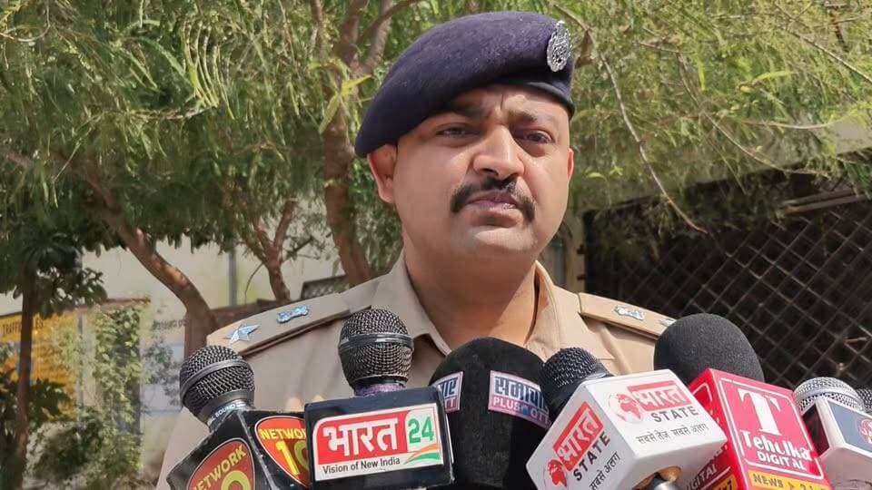 बांदा में स्नातक एमएलसी चुनाव में 40.29% मतदान,22 मतदेय स्थलों पर कड़ी सुरक्षा के बीच स्नातक एमएलसी चुनाव संपन्न। डीएम और एसपी ने मतदान केंद्रों का निरीक्षण किया। सपा-भाजपा समेत 13 प्रत्याशियों की किस्मत मतपेटियों में कैद।
#BandaNews18 #बांदा #ब्रेकिंगन्यूज #एमएलसीचुनाव #dmbanda