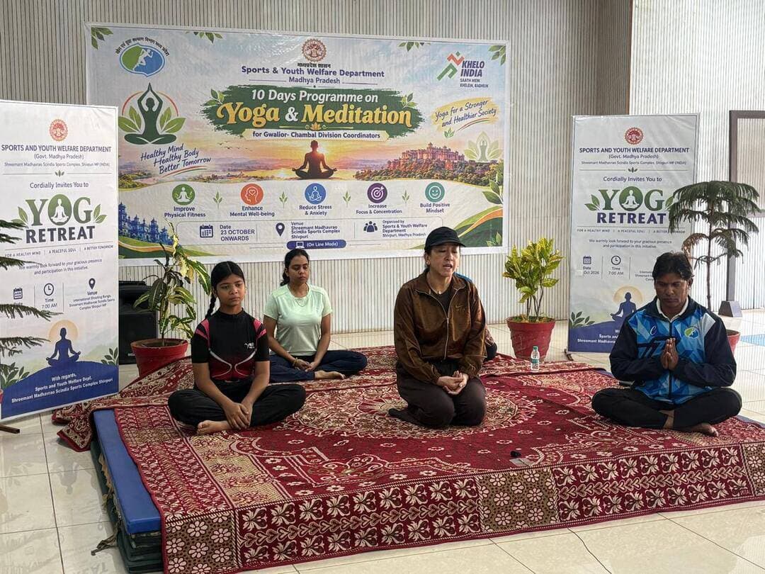 खेल एवं युवा कल्याण विभाग के निर्देशानुसार ग्वालियर-चंबल संभाग के युवा समन्वयकों के लिए श्रीमंत माधवराव सिंधिया स्पोर्ट्स कॉम्प्लेक्स, शिवपुरी से संभाग स्तरीय ऑनलाइन योग एवं ध्यान कार्यक्रम की अनूठी शुरुआत की गई है। 4 नवंबर तक चलने वाले इस विशेष प्रशिक्षण के प्रथम दिन संभाग के विभिन्न ब्लॉकों से 85 प्रतिभागियों ने हिस्सा लिया।
पुलिस अधीक्षक श्रीमती यांगचेन डोलकर भूटिया के मुख्य आतिथ्य और जिला खेल अधिकारी डॉ. के.के. खरे के मार्गदर्शन में आयोजित इस कार्यक्रम का उद्देश्य युवाओं को शारीरिक, मानसिक और भावनात्मक रूप से सशक्त बनाना है, ताकि वे व्यस्त जीवनशैली के बीच तनावमुक्त रहकर बेहतर एकाग्रता और सकारात्मक दृष्टिकोण विकसित कर सकें।
Department of Sports & Youth Welfare, Madhya Pradesh
#Shivpuri