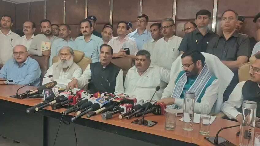 मुख्यमंत्री के आश्वासन पर बिजली कर्मचारियों की हड़ताल खत्म, 3 नवंबर को फिर बैठक
- निजी कंपनी को लाइसेंस देने के फैसले की समीक्षा करेगा एचईआरसी, धारा 108 के तहत कार्रवाई का भरोसा; दो दिन तक 15 जिलों में बिजली संकट से जूझे लोग
सिरसा।
हरियाणा में गुरुग्राम और नूंह में निजी कंपनी को बिजली वितरण का लाइसेंस देने के विरोध में चल रही बिजली कर्मचारियों की प्रदेशव्यापी हड़ताल शुक्रवार शाम दूसरे दिन समाप्त हो गई। पंचकूला में मुख्यमंत्री नायब सिंह सैनी के साथ कर्मचारी संगठनों की दूसरे दौर की बैठक में मिले आश्वासन के बाद हड़ताल वापस लेने का फैसला किया गया। मुख्यमंत्री ने बिजली अधिनियम की धारा 108 के तहत कार्रवाई का भरोसा देते हुए हरियाणा विद्युत नियामक आयोग (एचईआरसी) से निजी कंपनी को लाइसेंस देने के फैसले की समीक्षा करने को कहा है। इस मामले में अगली बैठक 3 नवंबर को होगी। ऑल हरियाणा पावर वर्कर यूनियन के नेता देवेंद्र हुड्डा ने कहा कि मुख्यमंत्री के साथ सभी मांगों पर बातचीत हुई है। सरकार ने निजी कंपनी को हरियाणा में बिजली वितरण के क्षेत्र में आगे बढ़ने से रोकने के लिए कदम उठाने का आश्वासन दिया है। इसके बाद कर्मचारी संगठनों ने हड़ताल समाप्त करने की घोषणा की।
मुख्यमंत्री नायब सिंह सैनी ने प्रेस कॉन्फ्रेंस में कहा कि सरकार बिजली कर्मचारियों के साथ है। गुरुग्राम और नूंह में बिजली वितरण का लाइसेंस देने संबंधी एचईआरसी के आदेश के बाद बिजली मंत्री अनिल विज ने भी फैसले का विरोध करते हुए कर्मचारियों के पक्ष में अपनी बात रखी थी। मुख्यमंत्री ने स्पष्ट किया कि एचईआरसी बिजली अधिनियम के तहत गठित आयोग है और बिजली वितरण के लिए आवेदन करने का अधिकार किसी भी पात्र कंपनी को हो सकता है। सरकार ने बिजली अधिनियम की धारा 108 के तहत आयोग को फैसले की समीक्षा करने के लिए कहा है। कर्मचारियों ने भी हड़ताल खत्म करने पर सहमति जताई है।
25 साल के लाइसेंस के विरोध में उतरे कर्मचारी
विवाद की शुरुआत तब हुई, जब एचईआरसी ने 19 अक्टूबर 2026 को इलेवन पावर प्राइवेट लिमिटेड को गुरुग्राम और नूंह में 25 साल के लिए बिजली वितरण का लाइसेंस दिया। यह लाइसेंस सरकारी बिजली वितरण निगमों के समानांतर काम करने के लिए दिया गया है। कर्मचारी संगठनों को आशंका है कि इससे सरकारी बिजली निगमों के राजस्व पर असर पड़ेगा और कर्मचारियों की नौकरी की सुरक्षा खतरे में आ सकती है। इसी फैसले के विरोध में कर्मचारी गुरुवार से हड़ताल पर चले गए थे। हड़ताल का असर प्रदेश के 15 जिलों में देखने को मिला। शुक्रवार को भी कई इलाकों में बिजली आपूर्ति बाधित रही। हिसार, कुरुक्षेत्र, फरीदाबाद, सोनीपत और गुरुग्राम समेत कई शहरों में लोगों को परेशानी का सामना करना पड़ा। बिजली संकट के विरोध में कुछ स्थानों पर लोग सड़कों पर भी उतरे। कुरुक्षेत्र और कैथल बार एसोसिएशन ने वर्क सस्पेंड रखा, जबकि पानीपत थर्मल पावर प्लांट की दो यूनिट बंद होने की सूचना सामने आई।
लाइसेंस रद्द करने के लिए अपनानी होगी कानूनी प्रक्रिया
एचईआरसी बिजली अधिनियम, 2003 के तहत गठित स्वायत्त नियामक संस्था है। इसलिए सरकार आयोग के आदेश को सीधे रद्द नहीं कर सकती। बिजली अधिनियम की धारा 108 के तहत राज्य सरकार जनहित से जुड़े नीतिगत मामलों पर आयोग को निर्देश दे सकती है, लेकिन इस प्रावधान से लाइसेंस अपने आप रद्द नहीं होता। सरकार आयोग के फैसले को बिजली क्षेत्र के अपीलीय न्यायाधिकरण (एपीटीईएल) में चुनौती देने और उस पर रोक लगाने की मांग करने जैसे कानूनी विकल्प भी अपना सकती है। ऐसे में कर्मचारियों की हड़ताल भले ही समाप्त हो गई है, लेकिन निजी कंपनी के लाइसेंस को लेकर विवाद का अंतिम समाधान अब सरकार की अगली कार्रवाई और कानूनी प्रक्रिया पर निर्भर करेगा।
सिरसा में बिजली संकट से लोग बेहाल, इनवर्टर जवाब देने से छाया अंधेरा
- कई इलाकों में अब तक बहाल नहीं हुई आपूर्ति, पेयजल संकट ने भी बढ़ाई परेशानी
बिजली कर्मचारियों की हड़ताल के चलते सिरसा के कई इलाकों में बिजली आपूर्ति बाधित रहने से लोगों को भारी परेशानी का सामना करना पड़ा। लंबे समय तक बिजली नहीं आने के कारण घरों में लगे इनवर्टर भी जवाब दे गए, जिससे लोगों को अंधेरे में बैठने को मजबूर होना पड़ा। बिजली संकट का असर पेयजल आपूर्ति पर भी पड़ा और कई जगह पानी की समस्या उत्पन्न हो गई। शुक्रवार शाम को प्रदेश स्तर पर हड़ताल समाप्त करने की घोषणा के बावजूद सिरसा के कई इलाकों में बिजली आपूर्ति बहाल नहीं हो पाई थी। इससे लोगों की परेशानी बनी रही। बिजली पर निर्भर घरेलू कामकाज से लेकर पानी की व्यवस्था तक प्रभावित होने के कारण लोगों को काफी दिक्कतों का सामना करना पड़ा। वहीं उद्योग एवं व्यापार जगत को भी नुकसान हुआ है।