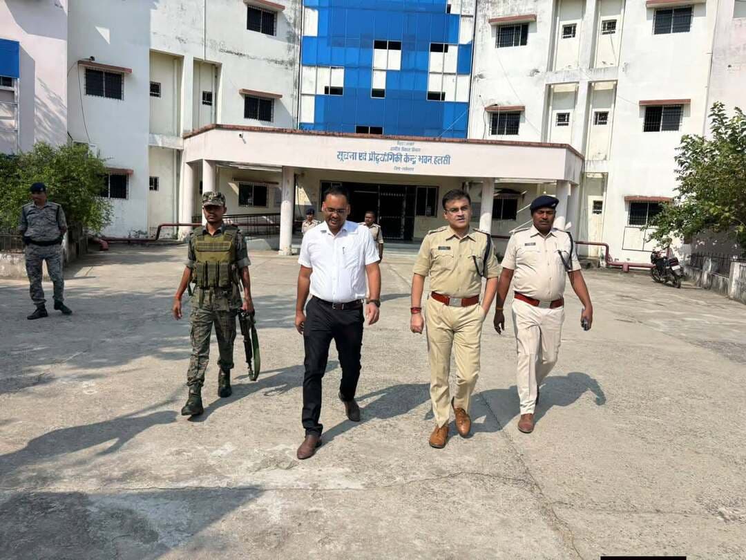 कोशी स्नातक निर्वाचन को लेकर प्रशासन अलर्ट, एसडीओ और एसडीपीओ ने सभी मतदान केंद्रों का किया निरीक्षण
सुरक्षा व्यवस्था और विधि-व्यवस्था बनाए रखने के लिए संबंधित अधिकारियों को दिए आवश्यक निर्देश
लखीसराय। कोशी स्नातक निर्वाचन-2026 को लेकर जिला प्रशासन पूरी तरह सतर्क है। चुनाव के दौरान विधि-व्यवस्था एवं सुरक्षा व्यवस्था को दुरुस्त बनाए रखने के उद्देश्य से शुक्रवार, 23 अक्टूबर को लखीसराय के अनुमंडल पदाधिकारी और अनुमंडल पुलिस पदाधिकारी ने जिले के सभी मतदान केंद्रों का निरीक्षण किया।
निरीक्षण के दौरान अधिकारियों ने मतदान केंद्रों पर सुरक्षा व्यवस्था एवं विधि-व्यवस्था से संबंधित तैयारियों का जायजा लिया। इस दौरान संबंधित पदाधिकारियों को चुनाव प्रक्रिया के दौरान आवश्यक सुरक्षा प्रबंध सुनिश्चित करने तथा शांतिपूर्ण एवं व्यवस्थित तरीके से मतदान संपन्न कराने के लिए जरूरी दिशा-निर्देश दिए गए।
प्रशासन की ओर से चुनाव के दौरान विधि-व्यवस्था बनाए रखने और सुरक्षा संबंधी आवश्यक तैयारियों पर विशेष ध्यान दिया जा रहा है, ताकि निर्वाचन प्रक्रिया शांतिपूर्ण एवं निष्पक्ष तरीके से संपन्न कराई जा सके।