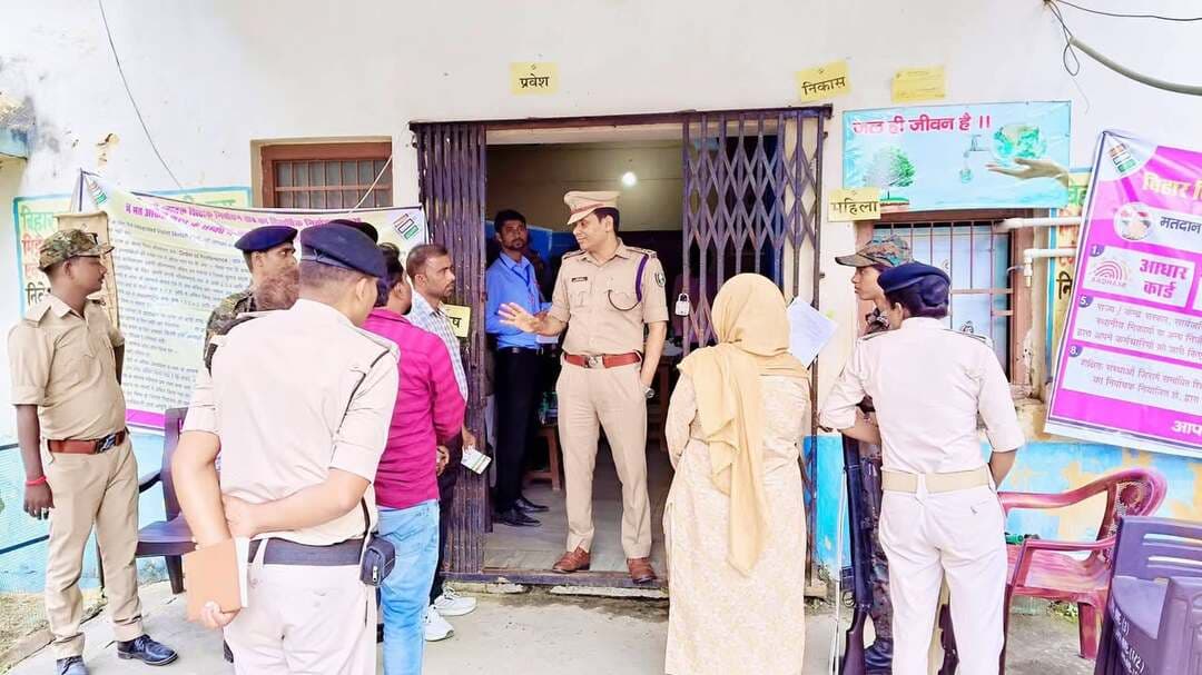 बिहार विधान परिषद के कोशी स्नातक निर्वाचन-2026 के तहत हो रहे मतदान के अवसर पर पूर्णिया प्रमंडल के आयुक्त,पुलिस महानिरीक्षक, पूर्णिया, जिलाधिकारी, किशनगंज एवं पुलिस अधीक्षक, किशनगंज के द्वारा अनुमंडल कार्यालय, किशनगंज तथा प्रखंड कार्यालय, किशनगंज एवं अन्य मतदान केंद्रों का निरीक्षण किया गया।
इस दौरान मतदान प्रक्रिया, विधि-व्यवस्था एवं सुरक्षा व्यवस्था का जायजा लेते हुए स्वतंत्र, निष्पक्ष, शांतिपूर्ण एवं भयमुक्त मतदान सुनिश्चित करने हेतु संबंधित पदाधिकारियों को आवश्यक दिशा-निर्देश दिए गए।