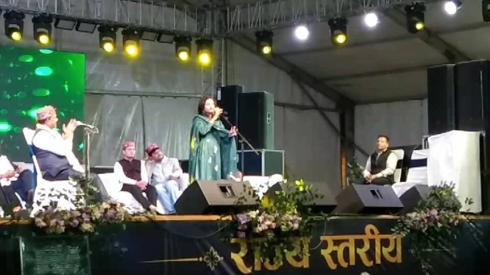 पांवटा साहिब:राज्य स्तरीय यमुना शरद महोत्सव की पहली सांस्कृतिक संध्या में कवि सम्मेलन का लाइव प्रसारण
मनु वैशाली, प्रखर, संदीप द्वेदी, शिवम (प्रयागराज)