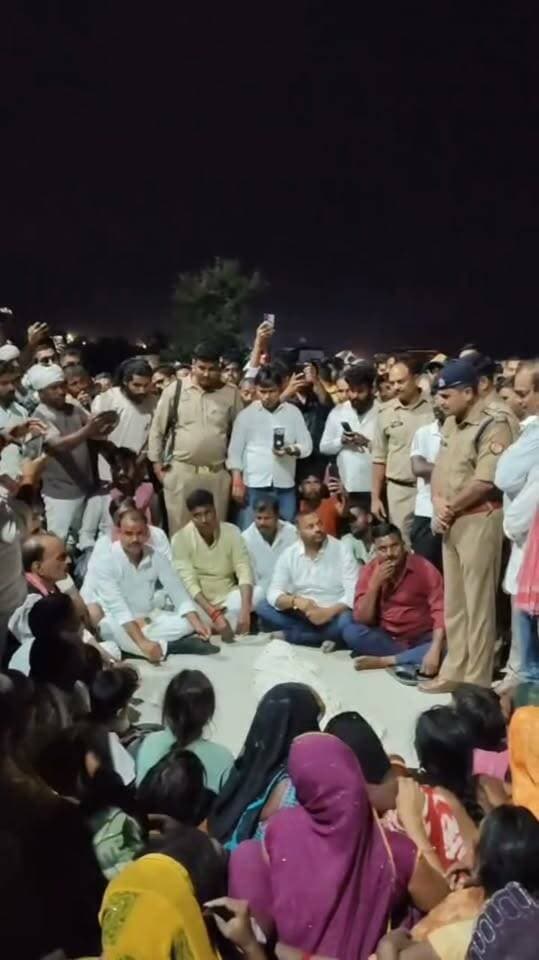 पुलिस लाइन निर्माण कार्य में लगे मजदूर की छत से गिरकर मौत. ग्रामीणों के साथ धरने पर बैठे सपा विधायक #news #चंदौली