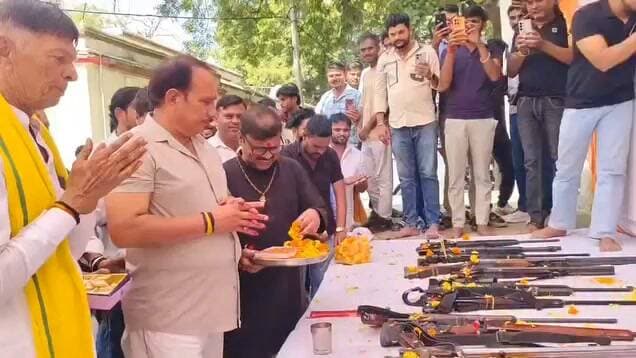 पिछोर में शस्त्र पूजन