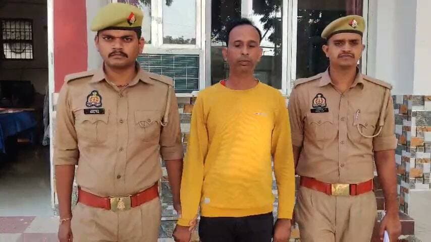 शादी का झांसा देकर दो साल तक शारीरिक संबंध बनाने और ब्लैकमेल करने का आरोप, वांछित गिरफ्तार
आजमगढ़
https://abckhabar.in/?p=9132