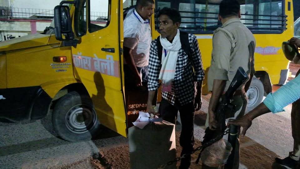 आजमगढ़ में 74.34 फीसदी शिक्षक मतदाताओं ने किया मतदान, सुरक्षा बंदोबस्त संग मतपेटिकाओं के साथ गोरखपुर रवाना, गोरखपुर-फैजाबाद खंड शिक्षक निर्वाचन में 8592 मतदाताओं में से 6387 ने डाले वोट, डीएम की मौजूदगी में जमा कराई गईं सीलबंद मतपेटिकाएं
https://abckhabar.in/?p=9122