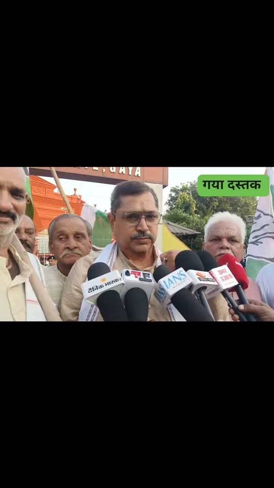 बिहार में अपराधियों का राज, मुख्यमंत्री के सुरक्षा दावे खोखले! कांग्रेस का हल्लाबोल, सम्राट चौधरी से मांगा इस्तीफा
हत्या, लूट, डकैती, अपहरण और दुष्कर्म की घटनाओं के खिलाफ राजेंद्र आश्रम से निकला विशाल विरोध मार्च, डीएम कार्यालय पर सभा में बदला प्रदर्शन
गयाजी। बिहार में बिगड़ती कानून-व्यवस्था को लेकर गया जिला कांग्रेस कमेटी ने शुक्रवार को राज्य सरकार के खिलाफ जोरदार प्रदर्शन किया। हत्या, लूट, डकैती, अपहरण और दुष्कर्म की बढ़ती घटनाओं के विरोध में कांग्रेस के जिला अध्यक्ष रजनीश कुमार के नेतृत्व में राजेंद्र आश्रम से विशाल विरोध मार्च निकाला। मार्च डीएम कार्यालय पहुंचकर तब्दील हो गया। इस दौरान कांग्रेस नेताओं ने मुख्यमंत्री सम्राट चौधरी के खिलाफ नारेबाजी करते हुए सरकार पर अपराध नियंत्रण में विफल रहने का आरोप लगाया। नेताओं ने कहा कि जब राज्य में आम आदमी, महिलाएं और छात्र-युवा सुरक्षित नहीं हैं, तो सरकार के सुरक्षा संबंधी दावों का कोई औचित्य नहीं रह जाता। कांग्रेस ने मुख्यमंत्री से इस्तीफे की मांग करते हुए राज्य में कानून-व्यवस्था दुरुस्त करने की अपील की।
मुख्यमंत्री के दावों पर कांग्रेस का तीखा हमला
प्रदर्शन के दौरान कांग्रेस नेताओं ने मुख्यमंत्री सम्राट चौधरी के उस बयान को लेकर सवाल उठाए, जिसमें उन्होंने रात में भी लोगों के सुरक्षित आवागमन का भरोसा दिया था। नेताओं ने कहा कि मुख्यमंत्री ने दावा किया था कि लोग रात 12 बजे भी खाना खाकर अपने गांव जा सकते हैं और कोई उनका कुछ नहीं बिगाड़ सकता। लेकिन, कांग्रेस का आरोप है कि राज्य में दिनदहाड़े हत्याएं हो रही हैं और अपराधियों में कानून का भय समाप्त होता दिखाई दे रहा है।
कांग्रेस नेताओं ने कहा कि सरकार केवल बयान देकर अपनी जिम्मेदारी से बच नहीं सकती। जनता को सुरक्षा देना सरकार का सबसे बड़ा दायित्व है। यदि अपराध की घटनाओं पर प्रभावी रोक नहीं लग रही है, तो इसकी जवाबदेही भी सरकार को लेनी होगी। नेताओं ने चेतावनी दी कि बिहार में कानून-व्यवस्था सुधारने की मांग को लेकर पार्टी अपना आंदोलन जारी रखेगी।
गया से पूर्णिया तक आपराधिक घटनाओं का उठाया मुद्दा
कांग्रेस नेताओं ने पूर्णिया, समस्तीपुर, मुंगेर, बेगूसराय, मोतिहारी और गया में हुई विभिन्न आपराधिक घटनाओं का उल्लेख करते हुए राज्य सरकार को घेरा। उन्होंने कहा कि अलग-अलग जिलों में हत्या और अन्य गंभीर अपराधों की घटनाएं सामने आ रही हैं, जिससे लोगों के बीच असुरक्षा की भावना बढ़ रही है।
पूर्णिया में पति-पत्नी से जुड़ी हत्या की घटना का उल्लेख करते हुए नेताओं ने कहा कि ऐसी घटनाएं समाज को झकझोर देती हैं। कांग्रेस ने सवाल उठाया कि जब आम नागरिकों की सुरक्षा को लेकर लगातार चिंता सामने आ रही है, तो सरकार अपराधियों पर प्रभावी नियंत्रण क्यों नहीं कर पा रही है।
गया में दरोगा के बेटे की हत्या का मामला भी गूंजा
प्रदर्शन के दौरान गया में दुर्गा पूजा के दौरान दरोगा के दो बेटों पर हुई गोलीबारी की घटना को भी प्रमुखता से उठाया गया। कांग्रेस नेताओं ने कहा कि इस घटना में एक युवक की मौत हो गई, जबकि दूसरा गंभीर रूप से घायल होकर अस्पताल में जिंदगी और मौत के बीच संघर्ष कर रहा है। नेताओं ने इस घटना को लेकर चिंता जताई और दोषियों के खिलाफ सख्त कार्रवाई की मांग की।
इसके साथ ही गया के ढोलकिया गली इलाके में एक परिवार के घर से करीब 40 लाख रुपये की संपत्ति की कथित डकैती का मामला भी उठाया गया। कांग्रेस नेताओं ने कहा कि पर्व-त्योहार के दौरान भी लोग अपने घरों और परिवार की सुरक्षा को लेकर चिंतित हैं। ऐसी घटनाओं पर रोक लगाने के लिए पुलिस प्रशासन को प्रभावी कदम उठाने चाहिए।
महिला सुरक्षा पर सरकार को घेरा
कांग्रेस नेताओं ने मोतिहारी में दुर्गा पूजा के दौरान एक बच्ची के साथ कथित दुष्कर्म की घटना का जिक्र करते हुए महिला सुरक्षा पर सवाल उठाए। नेताओं ने आरोप लगाया कि राज्य में महिलाओं और बच्चियों की सुरक्षा को लेकर किए जा रहे दावे जमीनी स्थिति से मेल नहीं खाते।
उन्होंने कहा कि महिलाओं, बच्चियों और आम नागरिकों की सुरक्षा सुनिश्चित करना सरकार की प्राथमिक जिम्मेदारी है। गंभीर आपराधिक मामलों में त्वरित जांच, दोषियों की गिरफ्तारी और कानून के अनुसार कठोर सजा सुनिश्चित की जानी चाहिए, ताकि पीड़ितों को न्याय मिल सके और अपराधियों में कानून का भय कायम हो।
एनकाउंटर पर भी निष्पक्ष जांच की मांग
विरोध मार्च के दौरान कांग्रेस नेताओं ने पुलिस मुठभेड़ की कार्रवाई पर भी सवाल उठाए। उन्होंने कहा कि एनकाउंटर से जुड़े मामलों में तथ्यों को स्पष्ट किया जाना चाहिए और जरूरत पड़ने पर निष्पक्ष जांच कराई जानी चाहिए। कांग्रेस नेताओं ने जोर दिया कि अपराधियों के खिलाफ कार्रवाई कानून के दायरे में होनी चाहिए और किसी भी मामले में सच्चाई सामने आनी चाहिए।
इस्तीफे की मांग, आंदोलन जारी रखने की चेतावनी
कांग्रेस नेताओं ने मुख्यमंत्री सम्राट चौधरी से इस्तीफे की मांग करते हुए कहा कि सरकार का काम केवल आश्वासन देना नहीं, बल्कि जनता को सुरक्षा का भरोसा दिलाना भी है। नेताओं के अनुसार, यदि सरकार अपराध पर नियंत्रण करने और आम लोगों की सुरक्षा सुनिश्चित करने में विफल रहती है, तो उसे जवाबदेही स्वीकार करनी चाहिए।
गया जिला कांग्रेस कमेटी के इस विरोध प्रदर्शन में कार्यकर्ताओं ने राज्य में कानून का राज स्थापित करने, हत्या-लूट-अपहरण और दुष्कर्म जैसी घटनाओं पर रोक लगाने तथा दोषियों के खिलाफ कठोर कार्रवाई की मांग की। कांग्रेस ने स्पष्ट किया कि बिहार में बिगड़ती कानून-व्यवस्था का मुद्दा उठाकर सरकार पर दबाव बनाया जाता रहेगा। प्रदर्शन के जरिए पार्टी ने संदेश देने की कोशिश की कि जनता की सुरक्षा से जुड़े सवालों पर सरकार को जवाब देना होगा।
#गयाजी
#गया_हो
#बिहार
#GayaPolice
#CrimeNews
#क्राइम
#LatestNews
#biharpolties
#BiharCrimeNews