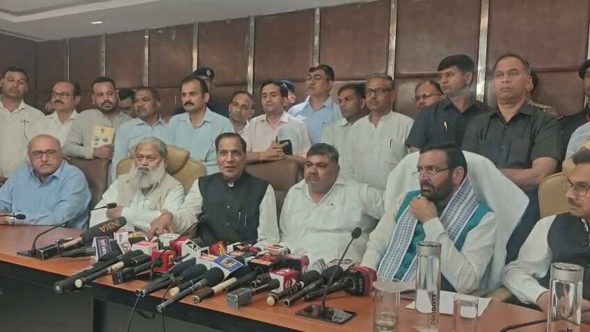 हरियाणा में बिजली कर्मचारियों ने हड़ताल खत्म करने का ऐलान किया..सरकार के साथ बैठक खत्म होने के बाद कर्मचारियों ने सरकार के साथ संयुक्त रूप में किया ऐलान...
सरकार के आश्वासन के बाद किया ऐलान..सरकार ने निजीकरण न करने का आश्वासन दिया कर्मचारियों को...
3 नवंबर को सरकार के साथ बाकी मांगों पर बैठक होगी...