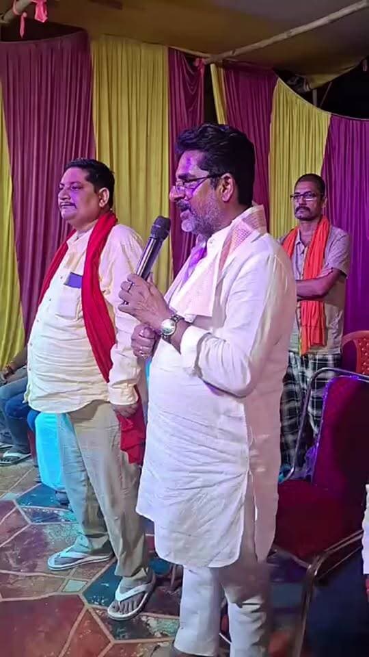 मटिहानी: नयागांव में नाटक महोत्सव के पुरस्कार वितरण समारोह में पूर्व विधायक राज कुमार सिंह ने किया संबोधन।
