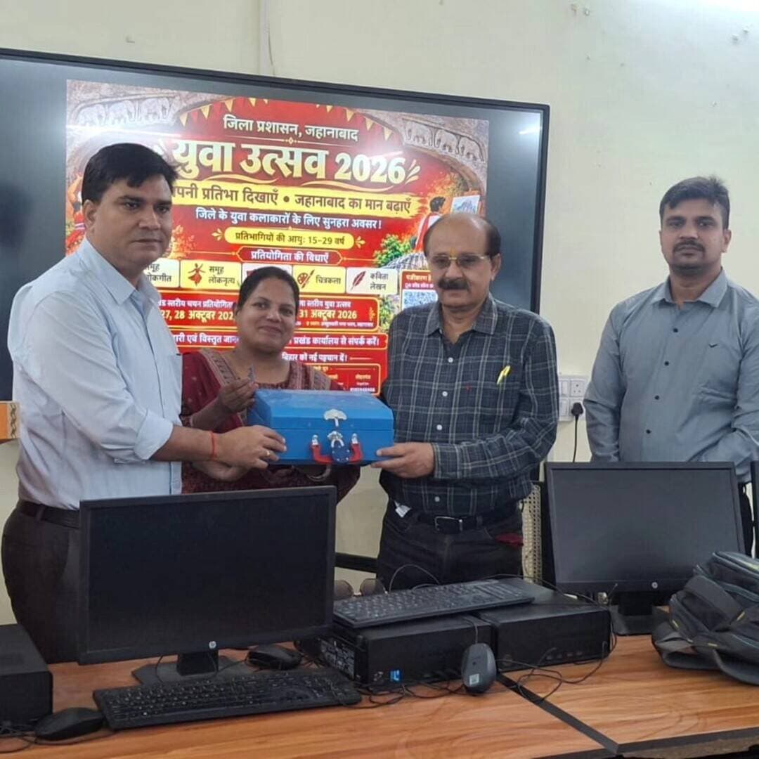 🎭 जिला स्तरीय युवा उत्सव को लेकर सत्येंद्र नारायण सिंह महाविद्यालय में जागरूकता कार्यक्रम आयोजित; छात्र-छात्राओं को भागीदारी के लिए किया प्रेरित!
📍 जिला पदाधिकारी श्रीमती छिरिङ वाई भूटिया के निर्देशानुसार महाविद्यालय में जागरूकता कार्यक्रम एवं संवाद का आयोजन किया गया।
🎤 अपर समाहर्ता श्री विनय कुमार सिंह एवं जिला परियोजना पदाधिकारी श्री अमित कुमार ने युवाओं को अपनी प्रतिभा प्रदर्शित करने के लिए प्रोत्साहित किया।
📅 प्रखंड स्तरीय प्रतियोगिताएँ: 26–28 अक्टूबर
🏆 जिला स्तरीय युवा उत्सव: 30–31 अक्टूबर, 2026
👥 आयु वर्ग: 15–29 वर्ष
🎨 विधाएँ: समूह लोकनृत्य, समूह लोकगीत, चित्रकला, कविता लेखन एवं नुक्कड़ नाटक।
✨ युवाओं से अपील—बढ़-चढ़कर भाग लें और अपनी प्रतिभा को नई पहचान दें!
#विकसितभारत_समृद्धबिहार_आदर्शजहानाबाद #युवा_उत्सव_2026 #युवा_शक्ति #प्रतिभा_को_पहचान #जिला_प्रशासन_जहानाबाद