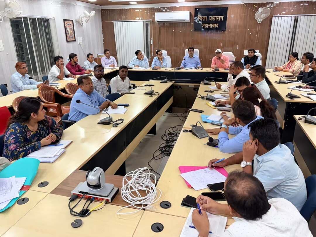 🏫🏥 सेवा संकल्प एवं कायाकल्प अभियान की प्रगति की समीक्षा; विद्यालयों एवं स्वास्थ्य केंद्रों के शत-प्रतिशत कायाकल्प पर जोर!
📍 विकास आयुक्त, बिहार श्री मिहिर कुमार सिंह की अध्यक्षता में आयोजित वीडियो कॉन्फ्रेंसिंग में जिला पदाधिकारी, जहानाबाद श्रीमती छिरिङ वाई भूटिया ने भाग लिया।
✅ सभी विद्यालयों एवं स्वास्थ्य केंद्रों में शत-प्रतिशत रंग-रोगन सुनिश्चित करने के निर्देश।
✅ कार्य पूर्ण होने की तिथि दीवार पर अनिवार्य रूप से अंकित करने का निर्देश।
✅ आगामी माह से विद्यालयों एवं स्वास्थ्य केंद्रों का नियमित निरीक्षण।
✅ लंबित योजनाओं की प्रशासनिक एवं तकनीकी स्वीकृति में तेजी लाने पर जोर।
✅ 30 नवंबर तक निर्धारित योजनाओं को गुणवत्तापूर्ण ढंग से पूर्ण करने के निर्देश।
✅ कायाकल्प पोर्टल पर कार्यों की प्रगति नियमित रूप से अद्यतन करने का निर्देश।
#कायाकल्प_अभियान #सेवा_संकल्प #शिक्षा_एवं_स्वास्थ्य #विकसितभारत_समृद्धबिहार_आदर्शजहानाबाद #जिला_प्रशासन_जहानाबाद