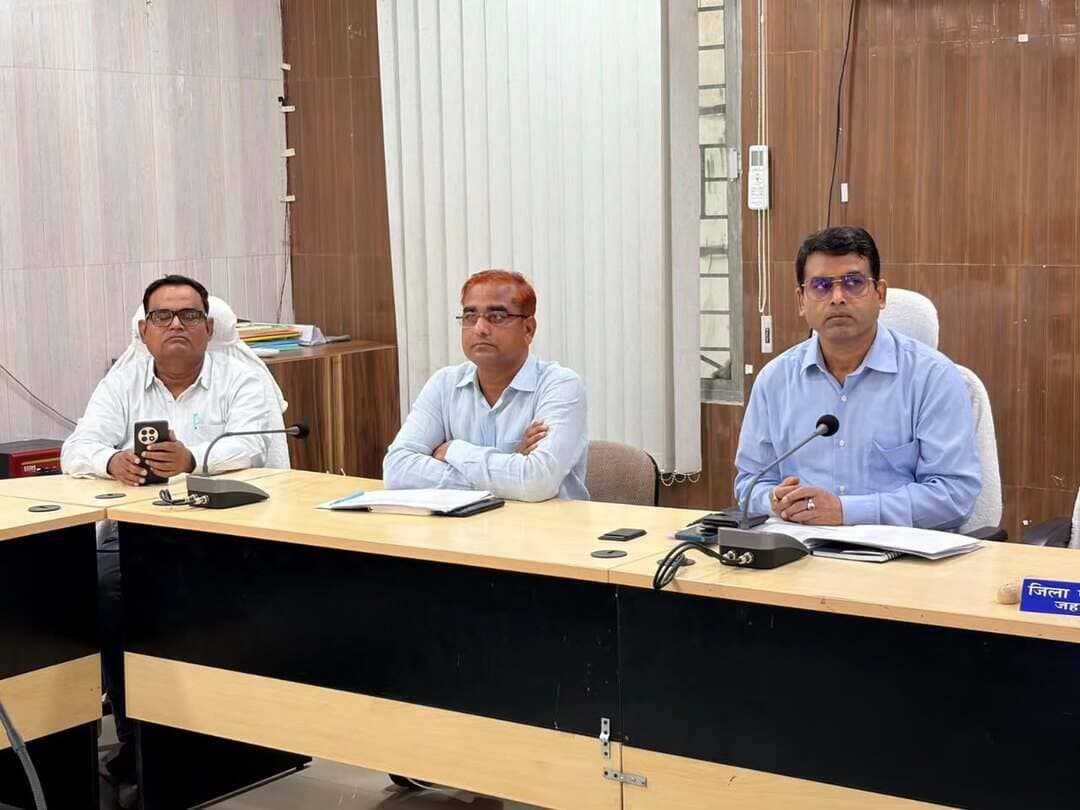 🏥 स्वास्थ्य सेवाओं को और बेहतर बनाने की पहल! उप विकास आयुक्त ने की स्वास्थ्य विभाग की मासिक समीक्षा।
📍 जिला पदाधिकारी श्रीमती छिरिङ वाई भूटिया के निर्देशानुसार उप विकास आयुक्त श्री आदित्य कुमार पीयूष की अध्यक्षता में आयोजित बैठक में महत्वपूर्ण निर्देश—
✅ गर्भवती महिलाओं की नियमित ANC जाँच एवं संस्थागत प्रसव को बढ़ावा।
✅ मातृ-शिशु स्वास्थ्य एवं परिवार नियोजन सेवाओं का सुदृढ़ीकरण।
✅ संक्रामक एवं जूनोटिक रोगों की निगरानी और त्वरित नियंत्रण।
✅ कायाकल्प कार्यक्रम के तहत स्वास्थ्य संस्थानों में स्वच्छता एवं गुणवत्ता सुनिश्चित करना।
✅ रेबीज रोधी टीके एवं आवश्यक उपचार की उपलब्धता।
✅ जन्मजात विकृतियों से प्रभावित बच्चों की पहचान एवं संपूर्ण उपचार।
✅ स्वास्थ्य संस्थानों के नियमित निरीक्षण एवं कमियों के समयबद्ध निराकरण के निर्देश।
#स्वास्थ्य_सेवा #मातृ_शिशु_स्वास्थ्य #स्वस्थ_जहानाबाद #जिला_प्रशासन_जहानाबाद
#विकसितभारत_समृद्धबिहार_आदर्श जहानाबाद
