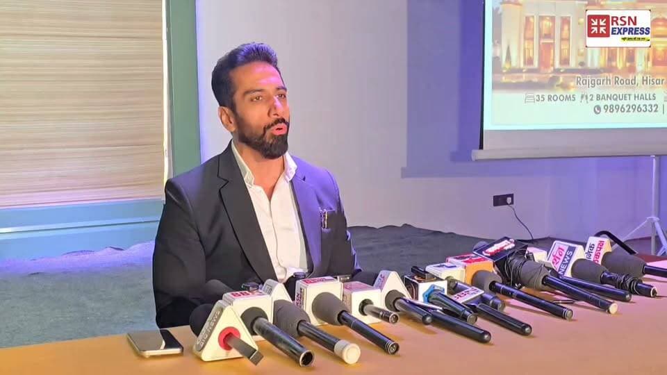 🚨 हिसार में अब मिलेगा राजस्थान के शाही महलों जैसा एहसास! 🏰✨
🔥 9 एकड़ में बने लग्ज़री वेडिंग डेस्टिनेशन ‘द पॉश एम्पायर’ की 14 नवंबर को होगी ग्रैंड ओपनिंग!
📍 राजगढ़ रोड, हिसार पर तैयार इस भव्य वेडिंग डेस्टिनेशन में एक साथ 5,000 मेहमानों तक के आयोजन की क्षमता होने का दावा।
💎 खास आकर्षण:
35,000 वर्ग फुट का भव्य एसी बैंक्वेट हॉल
30 फुट ऊंची छत और 35 लग्ज़री कमरे
12,000 वर्ग फुट का लेडीज संगीत हॉल
15,000 वर्ग फुट का रूफटॉप हॉल और स्विमिंग पूल
दो विशाल लॉन और 2 एकड़ पार्किंग
मेहमानों के लिए इलेक्ट्रिक कारों की सुविधा
🎤 प्रेस कॉन्फ्रेंस में मोहित अरोड़ा ने कहा कि अब भव्य शादियों और बड़े आयोजनों के लिए हिसारवासियों को दूसरे शहरों का रुख नहीं करना पड़ेगा।
📅 ग्रैंड ओपनिंग: 14 नवंबर 2026
🎤 RSN EXPRESS | आपकी आवाज़, आपकी खबर
#ThePoshEmpire #HisarNews #LuxuryWedding #WeddingDestination #Hisar #RSNEXPRESS