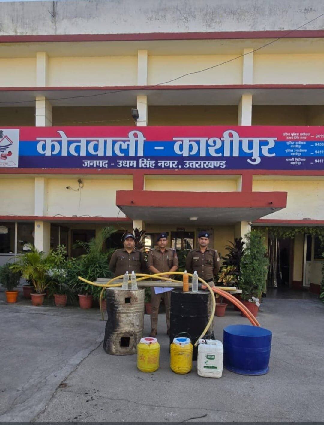 🛑 *एसएसपी अजय गणपति के कुशल निर्देशन का असर—जनपदभर में ताबड़तोड़ कार्रवाई, 05 अभियुक्त गिरफ्तार, 94 लीटर अवैध कच्ची शराब बरामद, लगभग 13,500 लीटर लहन एवं 03 अवैध शराब की भट्टियां नष्ट।*
➡️ *ऑपरेशन प्रहार के तहत कोतवाली ट्रांजिट कैंप, काशीपुर, खटीमा, गदरपुर एवं केलाखेड़ा पुलिस की प्रभावी कार्रवाई।*
🛑 जनपद में अवैध नशे के कारोबार पर प्रभावी अंकुश लगाने के उद्देश्य से वरिष्ठ पुलिस अधीक्षक अजय गणपति के निर्देशन में चलाए जा रहे ऑपरेशन प्रहार के तहत जनपद के विभिन्न थाना क्षेत्रों में अवैध कच्ची शराब के निर्माण, बिक्री, भंडारण एवं तस्करी के विरुद्ध व्यापक अभियान चलाया गया।
अभियान के दौरान पुलिस टीमों ने अपने अपने थाना/ कोतवाली क्षेत्रों में अलग-अलग स्थानों पर कार्रवाई करते हुए 05 अभियुक्तों को गिरफ्तार किया तथा उनके कब्जे से 94 लीटर अवैध कच्ची शराब बरामद की। इसके अतिरिक्त, कोतवाली काशीपुर एवं थाना केलाखेड़ा ने अपने अपने क्षेत्र में अवैध शराब निर्माण के ठिकानों पर दबिश देकर लगभग 13,500 लीटर लहन नष्ट किया गया और 03 अवैध शराब की भट्टियों को ध्वस्त किया गया। मौके से शराब बनाने में प्रयुक्त उपकरण भी बरामद किए गए।
*घटना एवं कार्रवाई का विस्तृत विवरण*
*1. कोतवाली ट्रांजिट कैंप*
➡️ कोतवाली ट्रांजिट कैंप पुलिस टीम द्वारा पीलीकोठी क्षेत्र में चेकिंग के दौरान प्राप्त सूचना पर तत्काल कार्रवाई की गई। पुलिस ने राजा पुत्र राकेश, निवासी पक्का खेड़ा, वार्ड नंबर 19, रुद्रपुर को गिरफ्तार किया। अभियुक्त के कब्जे से 73 पाउच में लगभग 24 लीटर अवैध कच्ची शराब बरामद हुई।
अभियुक्त के विरुद्ध मु0 FIR संख्या 340/2026, धारा 60(1) आबकारी अधिनियम के तहत अभियोग पंजीकृत किया गया। बरामद शराब को कब्जे में लेकर नियमानुसार आवश्यक कार्रवाई की गई।
*2. कोतवाली काशीपुर*
➡️ कोतवाली काशीपुर पुलिस द्वारा ग्राम रम्पुरा क्षेत्र में अवैध कच्ची शराब के निर्माण की सूचना पर दबिश दी गई। कार्रवाई के दौरान मौके से लगभग 3,500 लीटर लहन नष्ट किया गया तथा 60 लीटर अवैध कच्ची शराब और शराब बनाने के उपकरण बरामद किए गए।
पुलिस कार्रवाई के दौरान अभियुक्त रजत सिंह उर्फ बूटा सिंह एवं राज सिंह, दोनों निवासी ग्राम रम्पुरा, मौके से फरार हो गए। दोनों अभियुक्तों के विरुद्ध संबंधित धाराओं में अभियोग पंजीकृत कर उनकी गिरफ्तारी के लिए संभावित ठिकानों पर दबिश दी जा रही है। फरार अभियुक्तों के विरुद्ध आवश्यक वैधानिक कार्रवाई जारी है।
*3. कोतवाली खटीमा*
➡️ चौकी सत्रहमील-मझौला पुलिस टीम द्वारा शमशान घाट रोड, मझौला गांव में पुलिया के पास चेकिंग अभियान चलाया गया। इस दौरान पुलिस ने तीरथ राज सिंह पुत्र दलजीत सिंह, निवासी रुद्रपुर, हाल निवासी मझौला, खटीमा को गिरफ्तार किया।
अभियुक्त के कब्जे से 40 पाउच अवैध कच्ची शराब बरामद की गई। अभियुक्त के विरुद्ध आबकारी अधिनियम की संबंधित धाराओं के तहत अभियोग पंजीकृत कर आवश्यक वैधानिक कार्रवाई की गई।
*4. कोतवाली गदरपुर*
➡️ कोतवाली गदरपुर पुलिस द्वारा अवैध कच्ची शराब के विरुद्ध अलग-अलग स्थानों पर कार्रवाई करते हुए दो अभियुक्तों को गिरफ्तार किया गया।
➡️ पहली कार्रवाई में वीर सिंह पुत्र नेत्रपाल सिंह, निवासी कोपा कृपाली, गूलरभोज को 20 लीटर अवैध कच्ची शराब के साथ गिरफ्तार किया गया।
➡️ दूसरी कार्रवाई में लवजीत सिंह पुत्र मुख्यियार सिंह, निवासी सिकरौरा, थाना बिलासपुर, जनपद रामपुर, उत्तर प्रदेश, हाल निवासी पंजाबी ढाबा, महतोष को 10 लीटर अवैध कच्ची शराब के साथ गिरफ्तार किया गया।
दोनों अभियुक्तों के विरुद्ध धारा 60(1) आबकारी अधिनियम के तहत क्रमशः मु0 FIR संख्या 220/2026 एवं 221/2026 पंजीकृत की गई। बरामद अवैध शराब को कब्जे में लेकर नियमानुसार कार्रवाई की गई।
*5. थाना केलाखेड़ा*
➡️ थाना केलाखेड़ा पुलिस टीम द्वारा चेकिंग के दौरान निर्मल सिंह पुत्र शेर सिंह, निवासी सुंदरनगर, थाना नानकमत्ता, हाल निवासी ग्राम सरकड़ी, थाना केलाखेड़ा को गिरफ्तार किया गया।
अभियुक्त के कब्जे से एक प्लास्टिक जरीकेन में 10 लीटर अवैध कच्ची शराब बरामद हुई। अभियुक्त के विरुद्ध आबकारी अधिनियम की संबंधित धाराओं के तहत अभियोग पंजीकृत कर आवश्यक वैधानिक कार्रवाई की गई।
*6. थाना केलाखेड़ा की विशेष कार्रवाई*
➡️ थाना केलाखेड़ा पुलिस द्वारा बेरिया दौलत क्षेत्रांतर्गत ग्राम तोता बेरिया में खेतों के बीच अवैध कच्ची शराब की कशीदगी के लिए संचालित किए जा रहे ठिकाने पर विशेष कार्रवाई की गई।
पुलिस टीम ने मौके पर अवैध शराब निर्माण के लिए लगाई गई 03 अवैध भट्टियों को ध्वस्त किया। इसके साथ ही शराब बनाने में प्रयुक्त उपकरणों को बरामद करते हुए लगभग 10,000 लीटर लहन मौके पर नष्ट किया गया।
अवैध शराब निर्माण में संलिप्त व्यक्तियों की पहचान की जा रही है। उनकी गिरफ्तारी के लिए संभावित स्थानों पर दबिश दी जा रही है तथा मामले में आवश्यक वैधानिक कार्रवाई जारी है।
एसएसपी अजय गणपति महोदय के निर्देशानुसार ऊधम सिंह नगर पुलिस की अवैध नशे के कारोबार के विरुद्ध कार्यवाही लगातार जारी है। ऑपरेशन प्रहार के तहत अवैध शराब के निर्माण, बिक्री, भंडारण एवं तस्करी में संलिप्त व्यक्तियों के विरुद्ध कठोर वैधानिक कार्रवाई की जा रही है। ऊधम सिंह नगर पुलिस की आमजन से अपील है कि अवैध शराब अथवा अन्य मादक पदार्थों से संबंधित किसी भी गतिविधि की सूचना तत्काल पुलिस को दें।