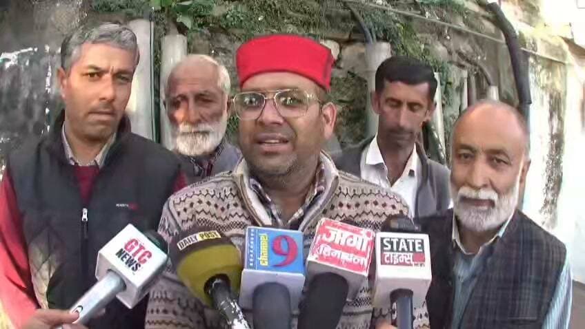 SIR के खिलाफ सीटू का प्रदर्शन, मुख्य चुनाव आयुक्त को बर्खास्त करने की मांग
विजेन्द्र मेहरा बोले- चुनाव आयोग की स्वायत्तता बहाल हो, चुनाव प्रक्रिया पर जनता का विश्वास लौटाए आयोग
शिमला। चुनाव आयोग की कार्यप्रणाली और मतदाता सूची के विशेष गहन पुनरीक्षण (SIR) के विरोध में शुक्रवार को शिमला में सीटू सहित विभिन्न संगठनों ने प्रदर्शन किया। सीटू के प्रदेशाध्यक्ष विजेन्द्र मेहरा ने कहा कि देशभर में People Against SIR और अन्य मुद्दों को लेकर बने संगठनों के साझा मंच के आह्वान पर धरना-प्रदर्शन किए जा रहे हैं। इसी कड़ी में हिमाचल प्रदेश में भी विभिन्न स्थानों पर प्रदर्शन हुए हैं। शिमला में उपायुक्त कार्यालय के बाहर प्रदर्शन कर चुनाव आयोग की कार्यप्रणाली पर सवाल उठाए गए।
विजेन्द्र मेहरा ने आरोप लगाया कि पिछले कुछ वर्षों में चुनाव आयोग की भूमिका पक्षपातपूर्ण और एकतरफा होती जा रही है। चुनाव प्रक्रिया में कथित अनियमितताओं और नए तौर-तरीकों के इस्तेमाल से देश की लोकतांत्रिक व्यवस्था पर सवाल खड़े हो रहे हैं। उन्होंने कहा कि भारतीय संविधान की मूल भावना के अनुसार प्रत्येक नागरिक के मत का समान महत्व है, लेकिन मौजूदा परिस्थितियों में चुनाव प्रक्रिया को लेकर लोगों की चिंताएं बढ़ी हैं।
उन्होंने इंडियन एक्सप्रेस की एक रिपोर्ट का हवाला देते हुए कहा कि दो चुनाव आयुक्तों ने 14 बार आयोग की बैठकों में आपत्तियां उठाई थीं। मेहरा के अनुसार, इन आपत्तियों में बैठकों का एजेंडा पहले से साझा नहीं किए जाने और बैठक के बाद कार्यवाही का विवरण तैयार नहीं किए जाने जैसे मुद्दे शामिल थे। उन्होंने कहा कि इन घटनाक्रमों से चुनाव आयोग के कामकाज और मुख्य चुनाव आयुक्त की भूमिका पर सवाल उठते हैं। उन्होंने स्पष्ट किया कि संविधान के तहत मुख्य चुनाव आयुक्त भी तीन सदस्यीय चुनाव आयोग का एक सदस्य है और अन्य चुनाव आयुक्तों की भूमिका भी महत्वपूर्ण है।
SIR के तहत मतदाता सूची से नाम हटाने पर उठाए सवाल
सीटू प्रदेशाध्यक्ष ने SIR प्रक्रिया पर सवाल उठाते हुए आरोप लगाया कि इसके तहत केंद्र की सत्तारूढ़ भारतीय जनता पार्टी और राष्ट्रीय स्वयंसेवक संघ के विचारों का विरोध करने वाले लोगों के मतदाता सूची से नाम चुनिंदा तरीके से हटाए जा रहे हैं। उन्होंने बिहार और पश्चिम बंगाल के चुनावों का उल्लेख करते हुए कहा कि विभिन्न राज्यों में मतदाता सूची से बड़ी संख्या में नाम हटाए जाने के मामलों पर सवाल उठते रहे हैं। उन्होंने दावा किया कि देशभर में करीब 13 करोड़ मतों के काटे जाने का मुद्दा सामने आया है।
मेहरा ने कहा कि चुनाव प्रक्रिया लोकतंत्र का महत्वपूर्ण आधार है। उन्होंने संविधान निर्माता डॉ. भीमराव अंबेडकर के समान मताधिकार के सिद्धांत का उल्लेख करते हुए कहा कि लोकतंत्र में अमीर और गरीब, सभी नागरिकों के मत का समान मूल्य होता है। मतदान के माध्यम से प्रत्येक नागरिक को यह अधिकार मिलता है कि वह अपनी सरकार चुनने में बराबर की भागीदारी निभा सके। उन्होंने कहा कि चुनाव प्रक्रिया में पारदर्शिता और निष्पक्षता बनाए रखना आवश्यक है, ताकि आम नागरिक का लोकतांत्रिक व्यवस्था पर विश्वास कायम रहे।
प्रदर्शनकारियों पर कार्रवाई का भी किया विरोध
विजेन्द्र मेहरा ने देश के विभिन्न हिस्सों में SIR के खिलाफ प्रदर्शन कर रहे लोगों पर कार्रवाई का आरोप लगाते हुए इसकी निंदा की। उन्होंने कहा कि शांतिपूर्ण प्रदर्शन करना लोकतांत्रिक अधिकार है, लेकिन प्रदर्शनकारियों को गिरफ्तार किए जाने, महिलाओं पर पुलिस बल का इस्तेमाल करने और तिरंगा लहराने से रोकने जैसी घटनाएं चिंताजनक हैं। उन्होंने दिल्ली में जंतर-मंतर पर प्रदर्शन की अनुमति और धरना स्थलों को लेकर अपनाई गई व्यवस्था पर भी सवाल उठाए।
उन्होंने कहा कि लोकतंत्र में असहमति की आवाज को दबाने के बजाय उसे सुना जाना चाहिए। विभिन्न मुद्दों पर अपनी मांग रखने और शांतिपूर्ण तरीके से विरोध जताने का अधिकार प्रत्येक नागरिक को प्राप्त है। उन्होंने आरोप लगाया कि केंद्र सरकार और भाजपा के नेतृत्व में विरोध प्रदर्शनों के प्रति दमनकारी रवैया अपनाया जा रहा है।
मुख्य चुनाव आयुक्त को बर्खास्त करने की मांग
सीटू प्रदेशाध्यक्ष ने मांग की कि चुनाव आयोग की स्वायत्तता बहाल की जाए और मुख्य चुनाव आयुक्त ज्ञानेश कुमार को तत्काल बर्खास्त किया जाए। उन्होंने कहा कि चुनाव आयोग की निष्पक्षता को लेकर जनता के मन में उठ रहे सवालों का जवाब आयोग को स्वयं देना चाहिए। उन्होंने सवाल उठाया कि चुनाव आयोग पर आरोप लगने के बाद भाजपा के प्रवक्ता उसका बचाव करने के लिए सामने क्यों आते हैं, जबकि आयोग एक संवैधानिक संस्था है और उसे अपने कामकाज के संबंध में उठाए गए सवालों का जवाब देना चाहिए।
मेहरा ने कहा कि चुनाव आयोग की कार्यप्रणाली को लेकर लोगों के बीच पैदा हुए अविश्वास को दूर करना आवश्यक है। उन्होंने फॉर्म नंबर छह में किए गए बदलावों के संबंध में उच्चतम न्यायालय की भूमिका को लेकर भी सवाल उठाए। उनके अनुसार, इस मामले में न्यायालय के रुख को लेकर आयोग की ओर से किए गए दावों पर भी स्पष्टीकरण की जरूरत है।
उन्होंने कहा कि SIR और चुनाव आयोग की कार्यप्रणाली के खिलाफ देशभर में आंदोलन जारी है। आने वाले समय में इन मुद्दों को लेकर बड़े स्तर पर आंदोलन की तैयारी की जाएगी। इसी अभियान के तहत शुक्रवार को हिमाचल प्रदेश के विभिन्न स्थानों के साथ शिमला के उपायुक्त कार्यालय के बाहर भी प्रदर्शन किया गया।
