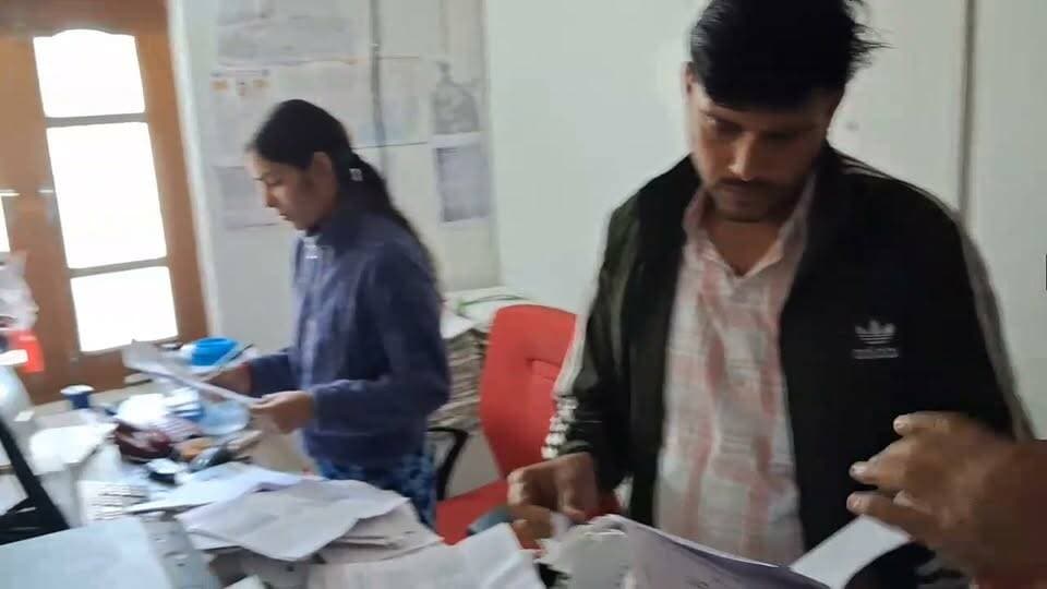 सरकाघाट:सीटू से सबंधित मनरेगा एवं निर्माण मज़दूर यूनियन ने आज सरकाघाट में राज्य श्रमिक कल्याण बोर्ड के सब ऑफिस का घेराव किया
#devbhoomilivehp #everyonehighlightsfollowers #nonfollowersviewersfollowers #highlight2026 #reelschallenge