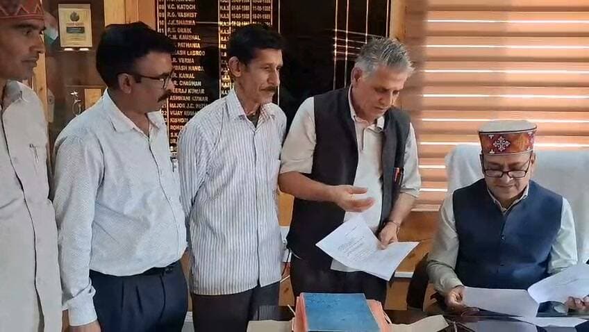 मनरेगा मज़दूरों ने सरकाघाट में घेरा श्रमिक कल्याण बोर्ड ऑफिस,भूपेंद्र सिंह ने किया नेतृत्व
हैड ऑफिस में सेंक्शन ऑर्डर लगने के बाद पांच साल पुराने फार्म वापिस करने करने का किया ज़ोरदार विरोध
#devbhoomilivehp #everyonehighlightsfollowers #nonfollowersviewersfollowers #highlight2026 #reelschallenge