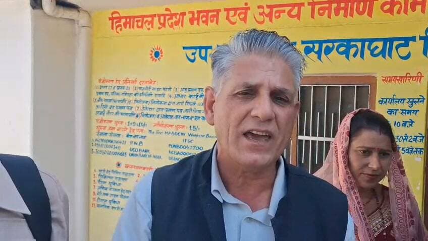 मनरेगा मज़दूरों ने सरकाघाट में घेरा श्रमिक कल्याण बोर्ड ऑफिस,भूपेंद्र सिंह ने किया नेतृत्व
हैड ऑफिस में सेंक्शन ऑर्डर लगने के बाद पांच साल पुराने फार्म वापिस करने करने का किया ज़ोरदार विरोध
सरकाघाट:सीटू से सबंधित मनरेगा एवं निर्माण मज़दूर यूनियन ने आज सरकाघाट में राज्य श्रमिक कल्याण बोर्ड के सब ऑफिस का घेराव किया जिसका नेतृत्व ज़िला प्रधान भूपेंद्र सिंह, सचिव मॉन सिंह खण्ड अध्यक्ष करतार सिंह चौहान, प्रकाश वर्मा, सुखराम ठाकुर इत्यादि ने किया।इस दौरान भूपेंद्र सिंह ने कहा कि मनरेगा मज़दूरों के 16 हज़ार से ज़्यादा क्लेम सरकाघाट ऑफिस में लंबित हैं जिन्हें 31 अक्टूबर तक सहायता राशी जारी करने का बोर्ड में फैसला लिया गया था लेकिन मंडी ज़िला के श्रम कल्याण अधिकारी और कर्मचारी वर्ष 2021-22 में मनरेगा मज़दूरों द्धारा जमा किये बच्चों की छात्रवृति, विवाह-शादी,चिक्तिसा और अन्य सहायता के फार्मों को मज़दूरों को वापिस लौटा रहे हैं और उनके साथ जो दस्तावेज उस समय लगाये गए थे उन्हें दोबारा मांगा जा रहा है।यही नहीं ये सभी फार्म बोर्ड ऑफिस शिमला व हमीरपुर से सेंक्शन ऑर्डर लगने के बाद वापिस किये जा रहे हैं जो नियमों के विपरीत है और ये सब बोर्ड के अध्यक्ष के इशारे पर किया जा रहा है ताकि धर्मपुर और सरकाघाट के हज़ारों मनरेगा मज़दूरों के लाभ रोके जा सकें।इस बारे यूनियन उनके खीलाफ़ हाईकोर्ट में भी केस दर्ज कर रही है और उन्होंने अपना रवैया नहीं बदला तो उनके ख़िलाफ़ यूनियन आंदोलन तेज़ करेगी और बोर्ड में की जा रही धांधलियों का पर्दाफ़ाश करेगी।भूपेंद्र सिंह ने बताया कि जब ये फार्म भरे थे तब उनके साथ रोज़गार प्रमाण पत्र, आधार कार्ड, परिवार रजिस्टर की नकल, बैंक खाते इत्यादि सभी ज़रूरी दस्तावेज़ लगाये गए थे और उन्हें चैक करके उस समय श्रम विभाग के अधिकारियों ने आगे भेजा था और अब पांच साल बाद वापस लौटाया जा रहा है औऱ उनके साथ लगे सभी दस्तावेज़ भी वफाड़ दिए हैं औऱ उसी का बहाना बना कर वापिस लौटा जा रहा है ताकि अब मज़दूरों की सहायता रद्द की जा सके। मजदूरों से पांच साल पुराने रोज़गार प्रमाण पत्र,परिवार रजिस्टर की नकल, शिक्षण संस्थानों के सबन्धता प्रमाण पत्र इत्यादि फ़िर से मांगे जा रहे हैं जो आज देना संभव नहीं है।