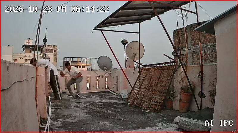 🚨 देवास: पुलिस की दबिश पड़ते ही छतों पर दौड़े जुआरी!
भवानी सागर में जुए के अड्डे पर पुलिस पहुंची तो कथित जुआरियों में भगदड़ मच गई। कोई घर की छत से दूसरे घर की छत पर कूदा, तो कोई छिपते-छिपाते भाग निकला। पूरी कवायद सीसीटीवी कैमरे में कैद हो गई। वीडियो सोशल मीडिया पर तेजी से वायरल हो रहा है।
📹 देखिए, पुलिस की दबिश के बाद कैसे छतों पर दौड़े जुआरी!
#Dewas #ViralVideo #GamblingRaid #MadhyaPradesh #TimesMP